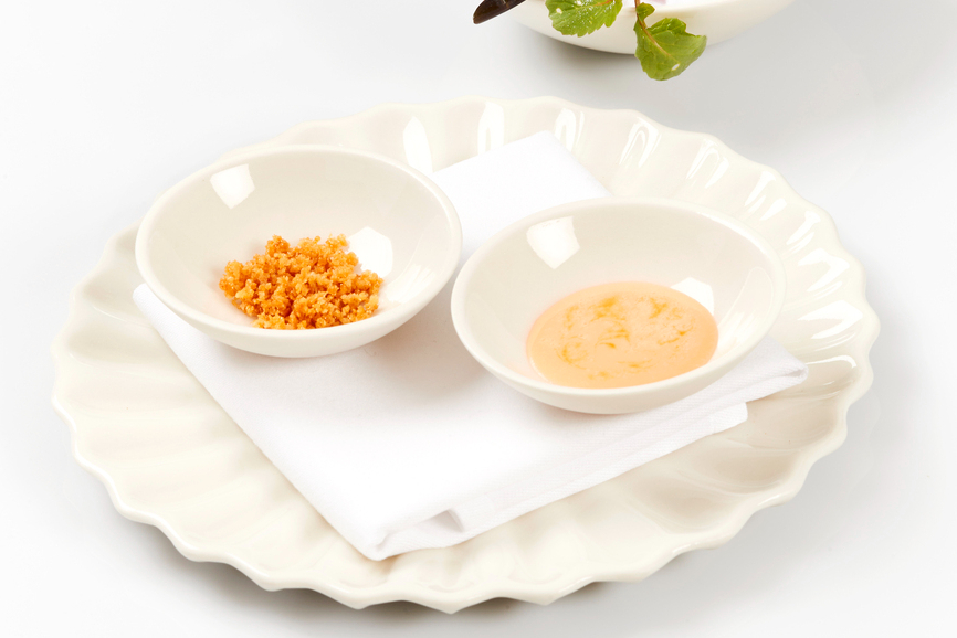 以海鲜提味的沙拉盘「生菜佐香酥 扇贝和鳟鱼籽胶」。