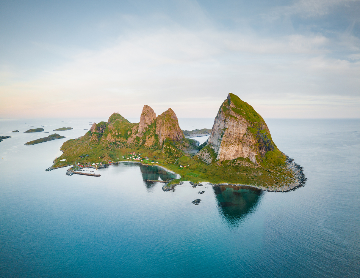 以巍峨山峰景象著稱的 Sanna 島。（ Photograph by Marvin Kuhr ）