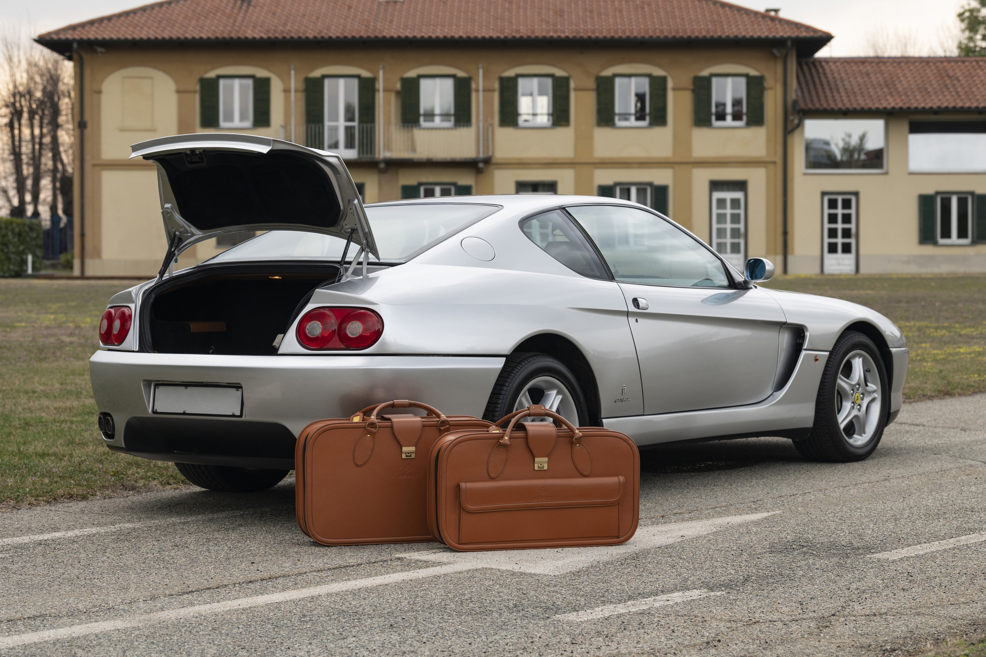 Ferrari 456 GT  随车的行李箱与皮件，是长途探险的实用工具，质感也相当出众。