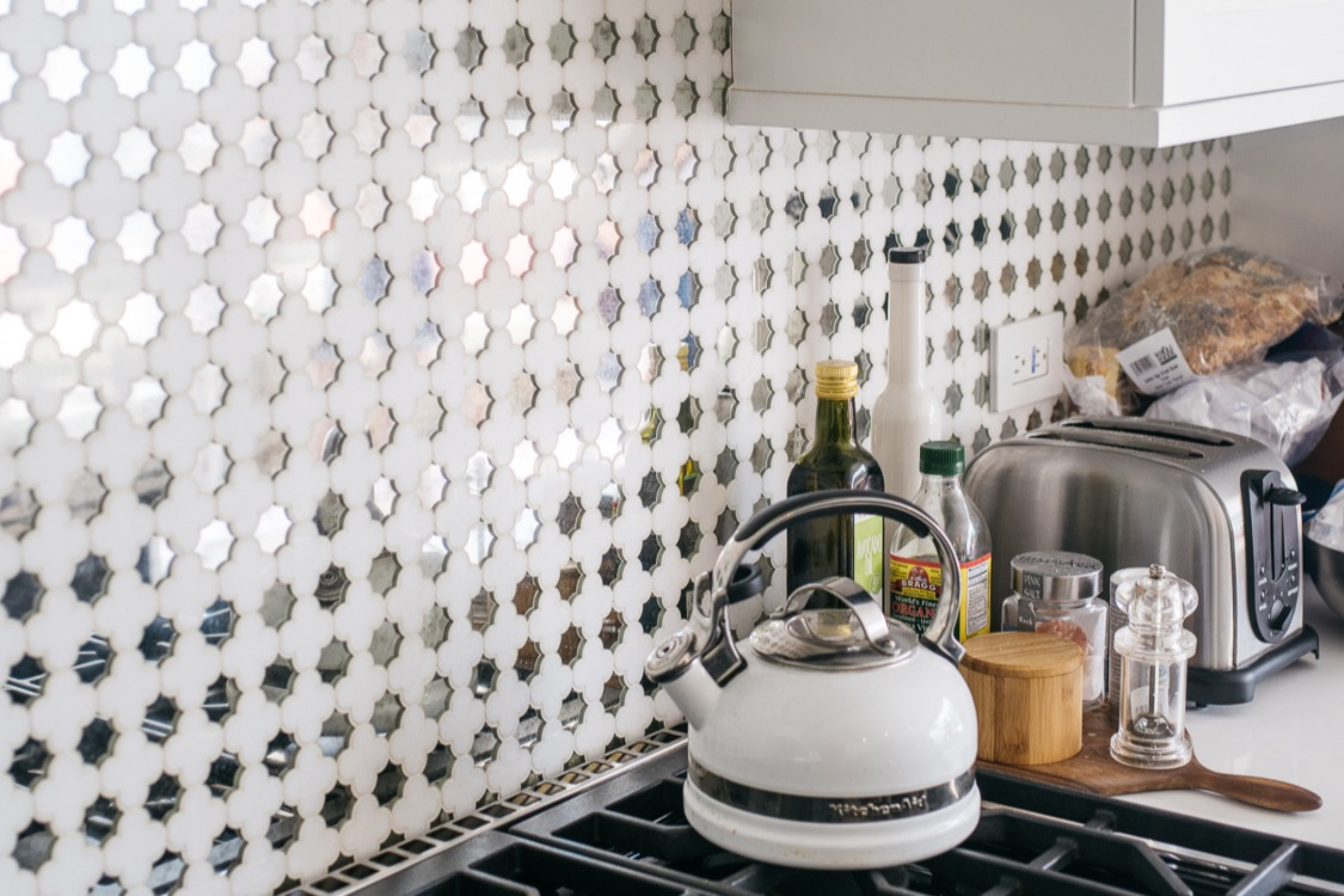 喜欢下厨的琳娜．海蒂以金属感的普普风营造时尚厨房。