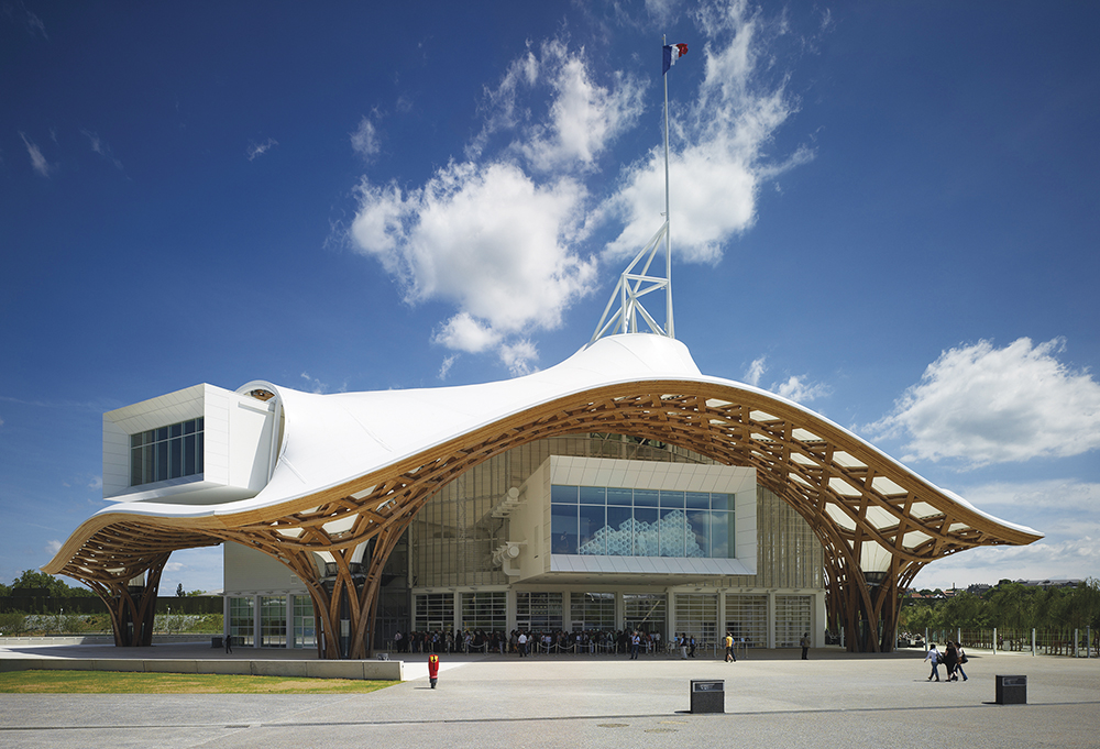 三個不規則的長形展覽會場構成建築本身，屋頂的白色玻璃纖維膜可依需要增減，面對冷熱不同的季節。