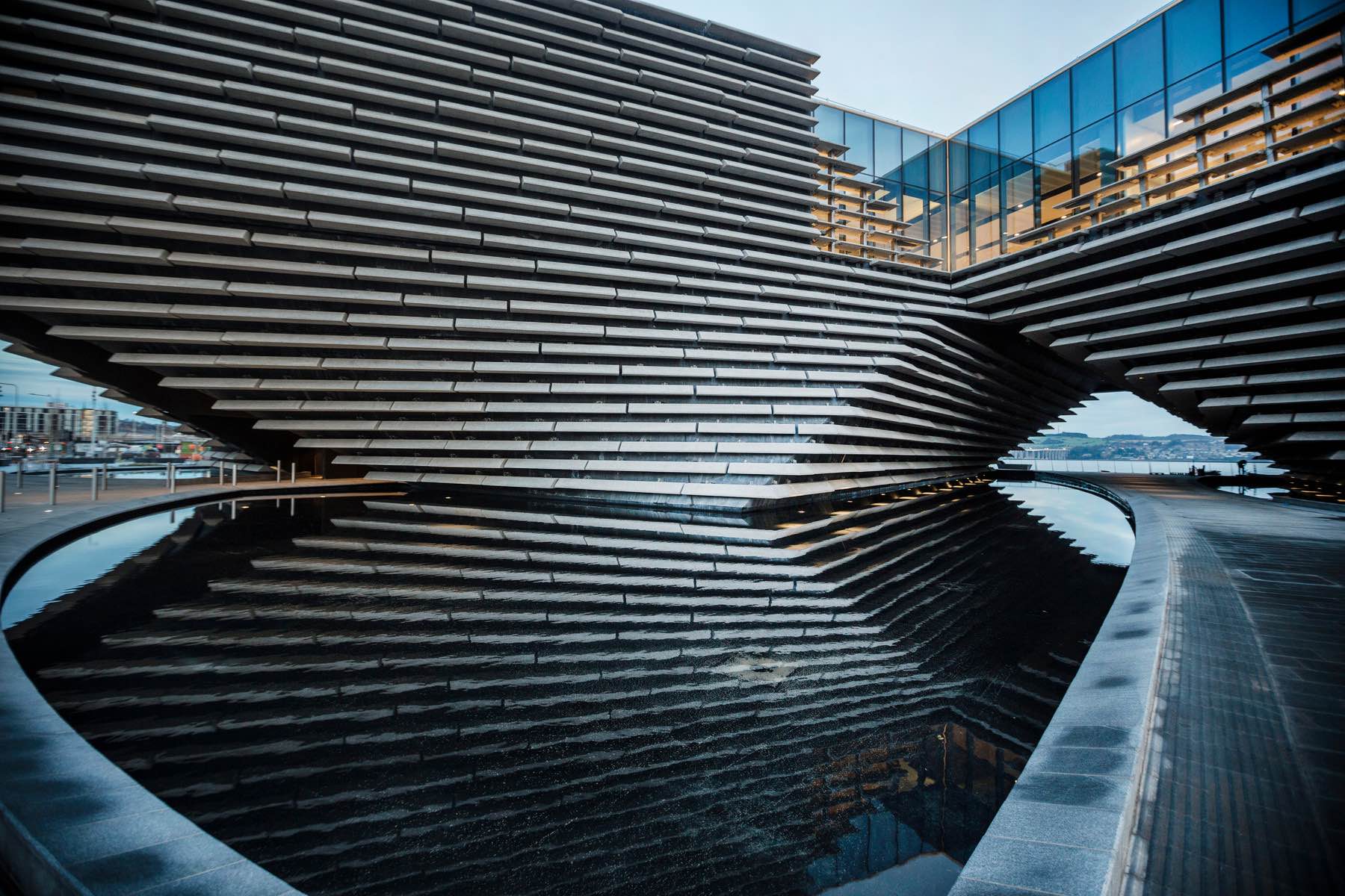 在隈研吾作品中常见的层叠式设计，这回也应用在 V&A Dundee 的外墙设计上。