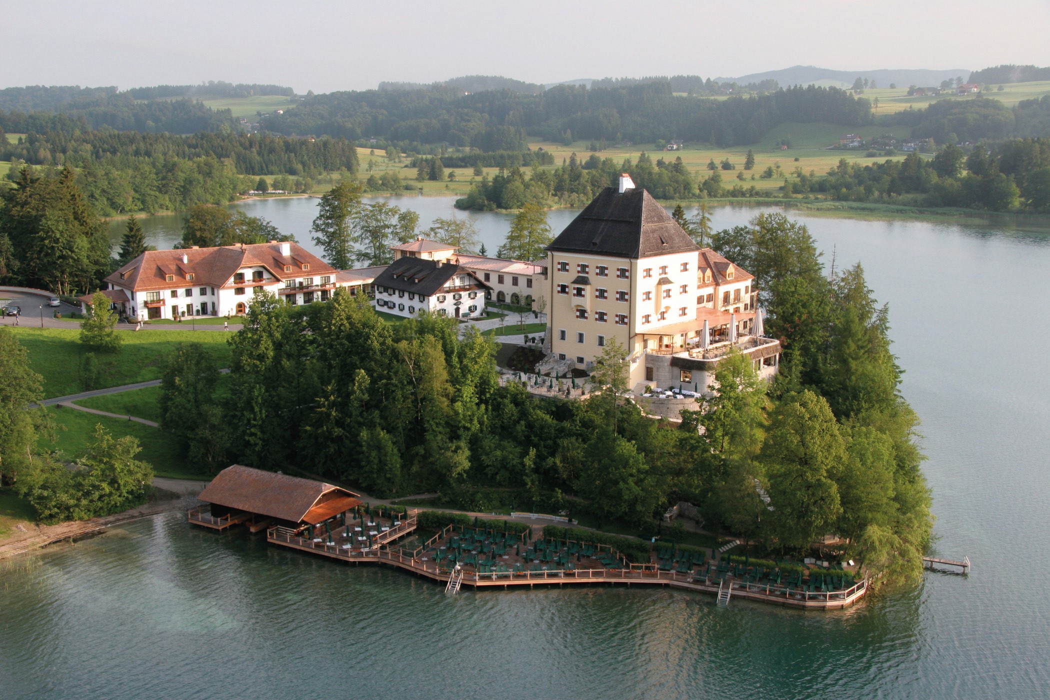 位处 Fuschl 湖畔边的 Schloss Fuschl，是萨尔兹堡近郊最著名的顶级庄园饭店。