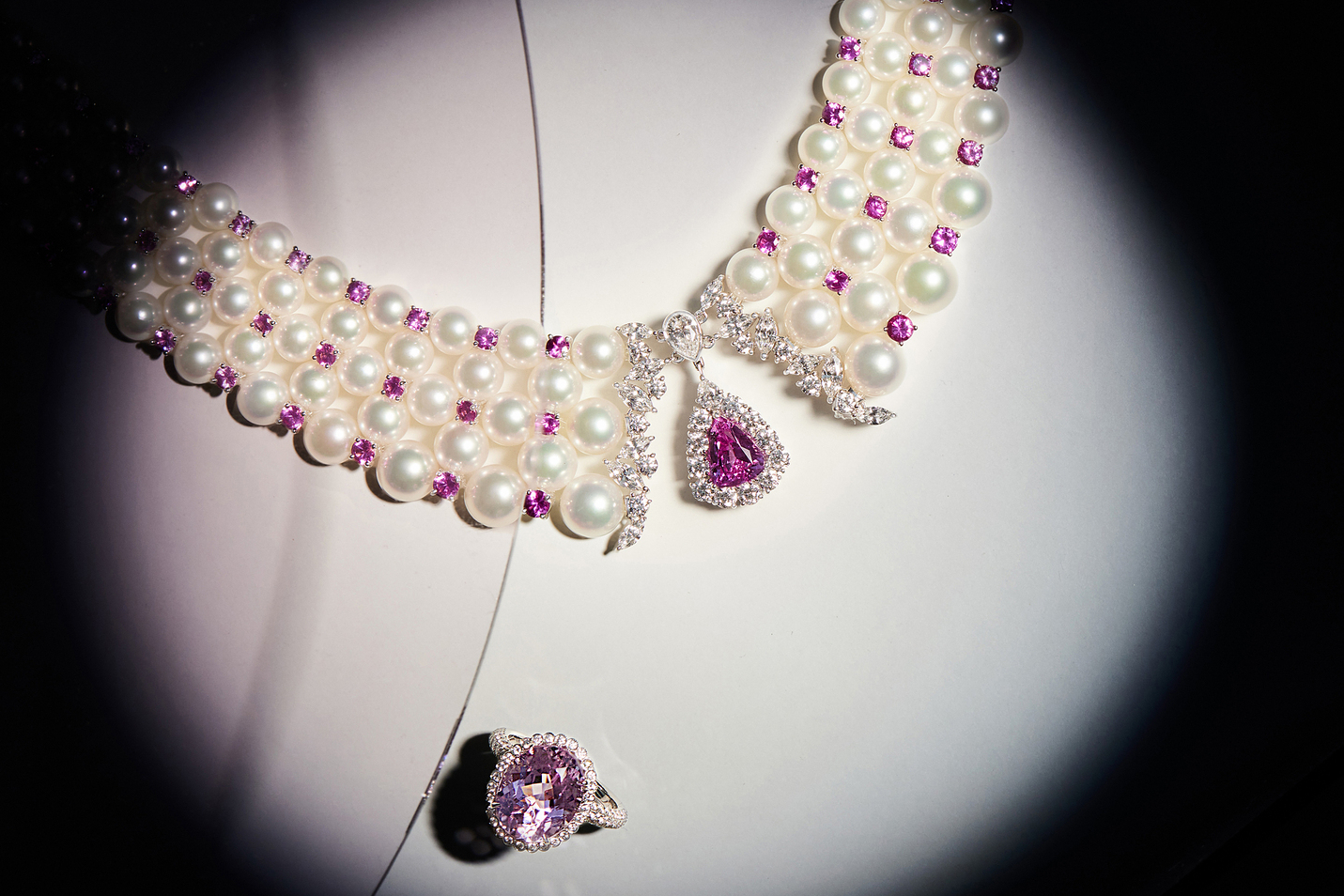 Mikimoto 顶级珠宝系列粉红蓝宝、珍珠与钻石项链。 Tffany & Co. 高级珠宝系列铂金镶孔赛石与钻石戒指。