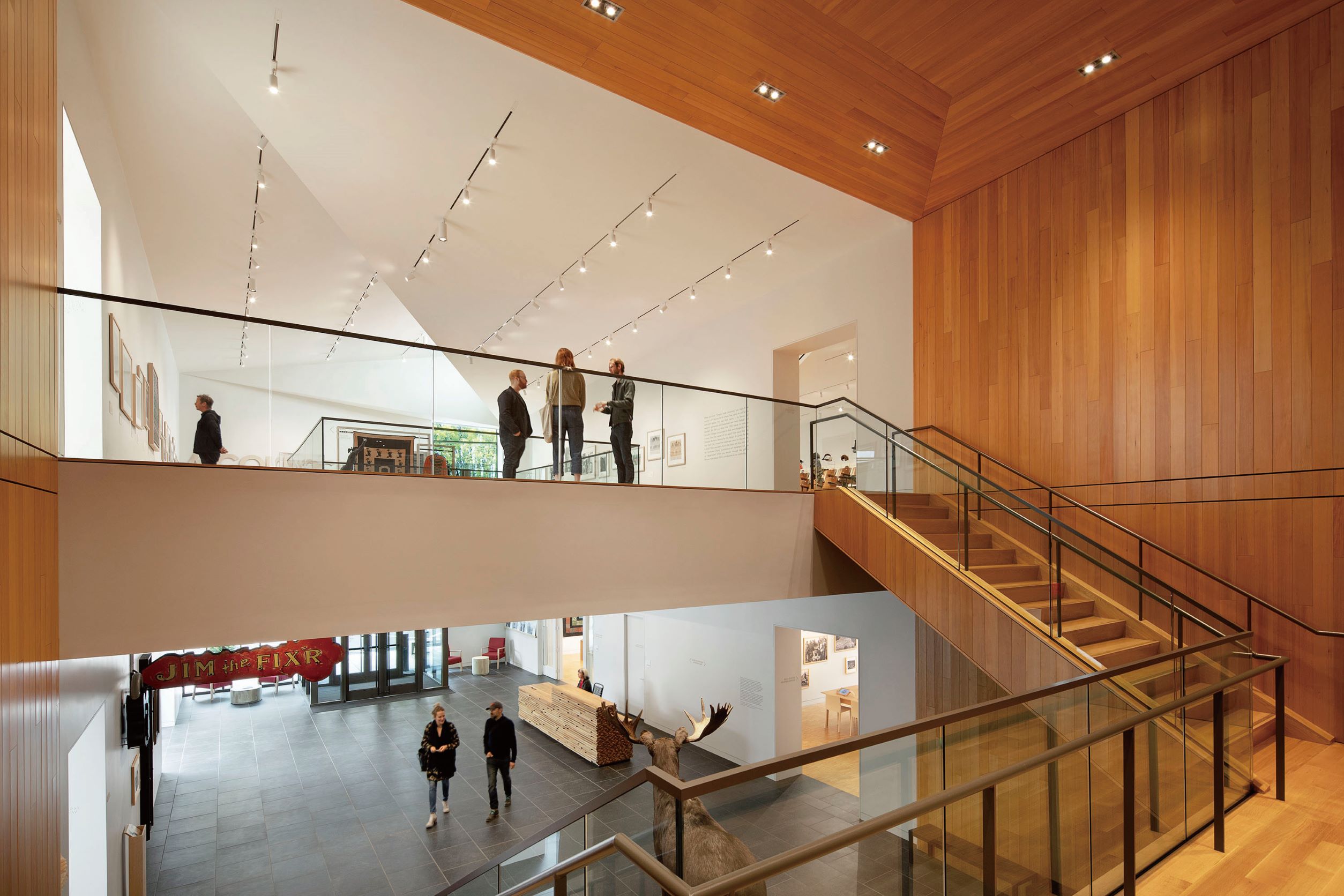 Corvallis Museu 以开放式楼中楼设计，创造出开阔的大厅空间。