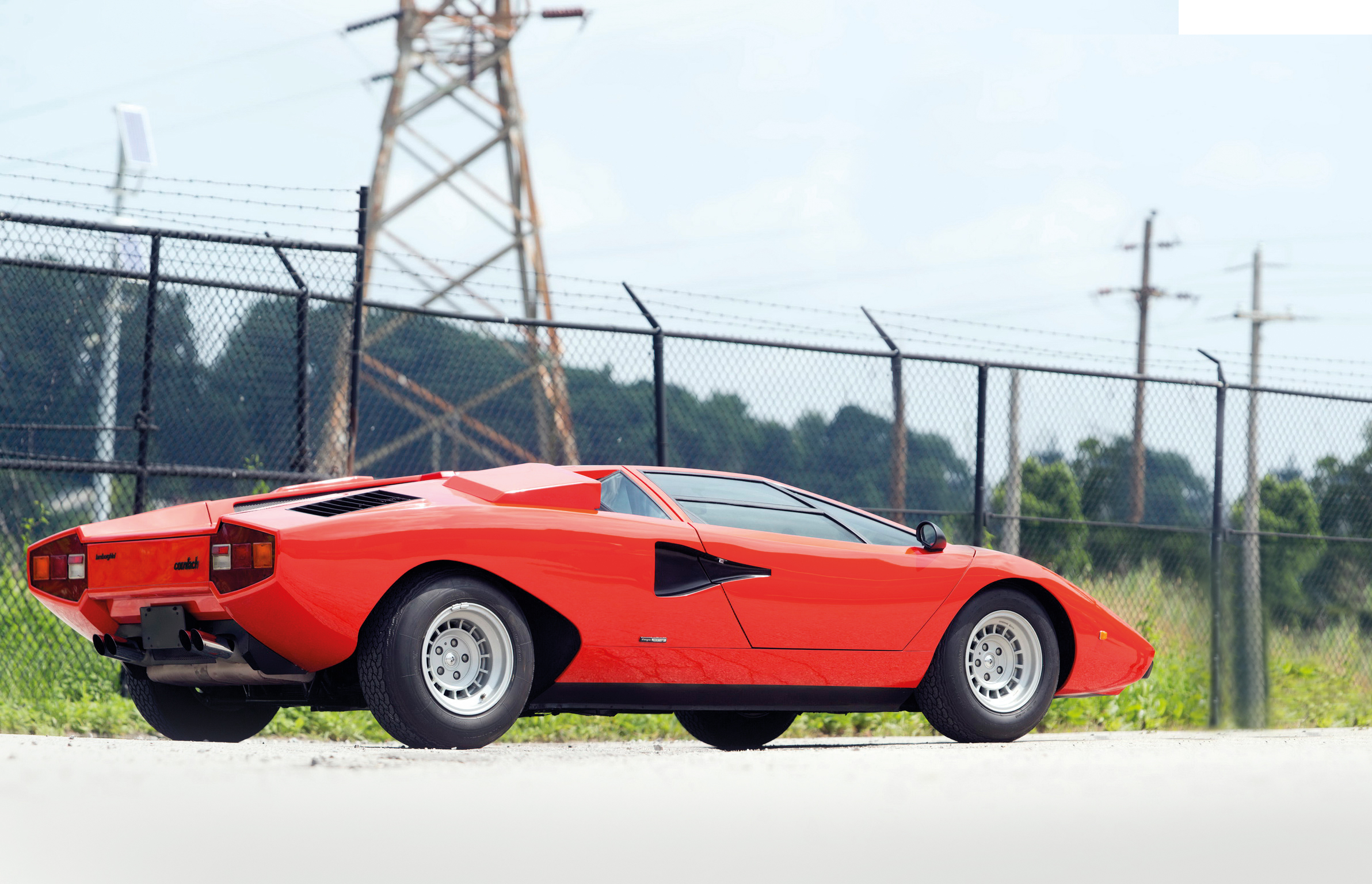 Lamborghini Countach LP400 规格表 国 籍:义大利 发表时间:1974年 规格 长 4,140×宽 1,890×高 1,070 mm 引擎:V12 自然进气 排气量:3,929 c.c. 马力:375bhp/8,000rpm 扭力:38.0kgm/6,500rpm