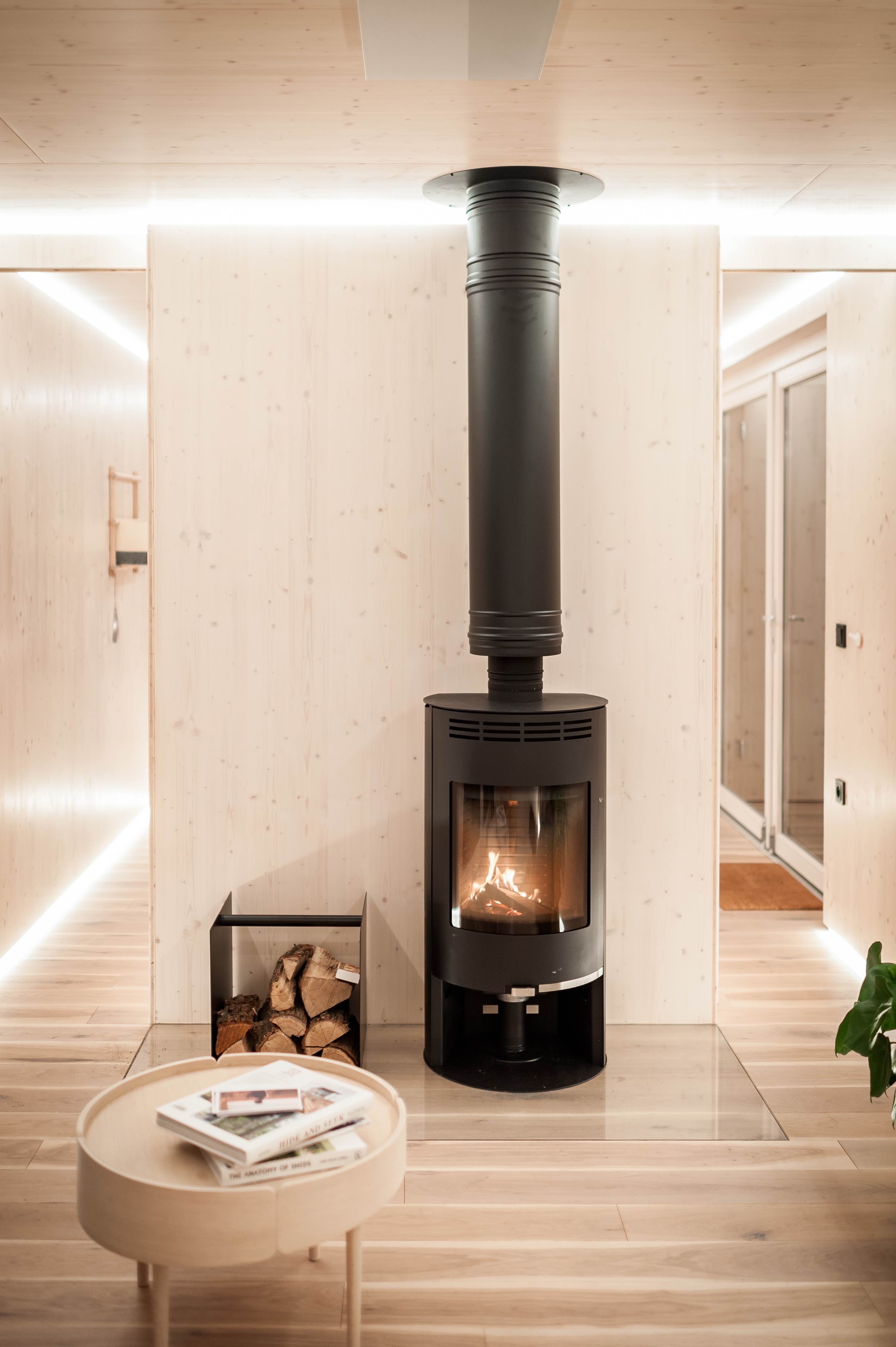 配合欧洲地区冬季的寒冷气候，每间 Slow Cabins 里也都配备有烧材火炉。