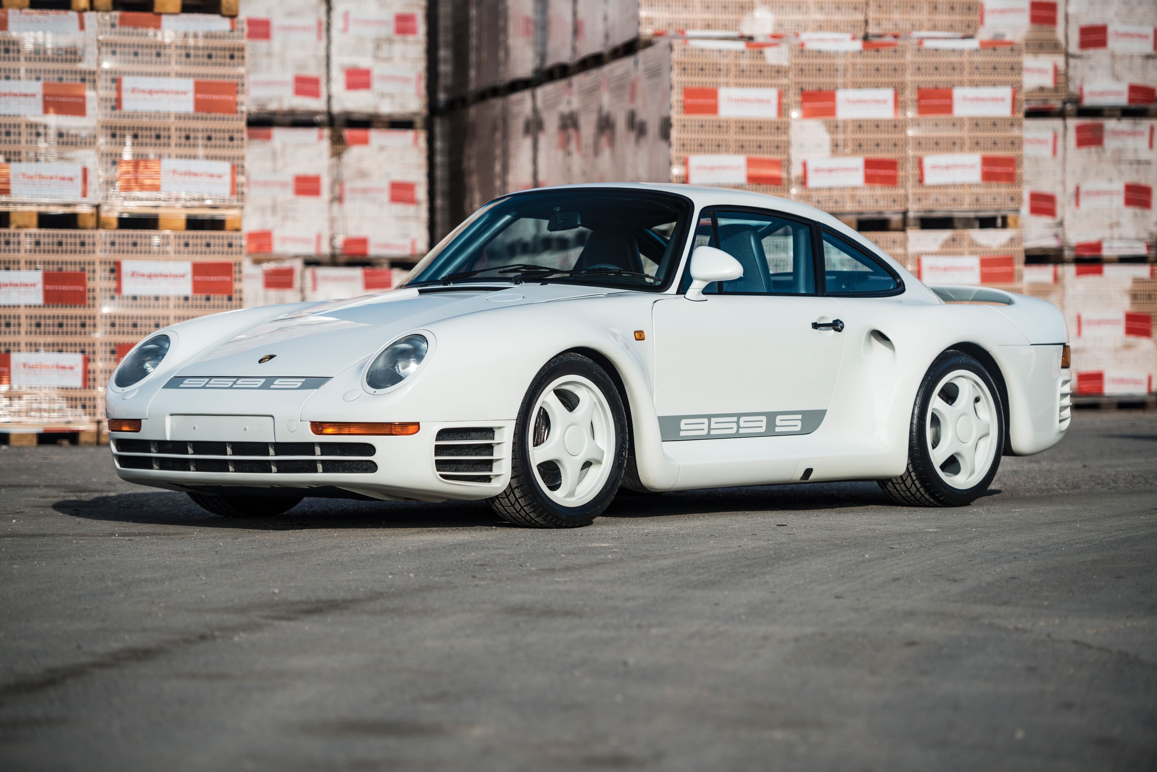 这部 1988 Porsche 959 Sport 没有设定底价，车上的车漆仍然维持 1980 年代从生产线上出来的原漆，这部车在拍卖之前已经拥有过三任车主，但它的状况可能也是当今市场上最好的其中一部。