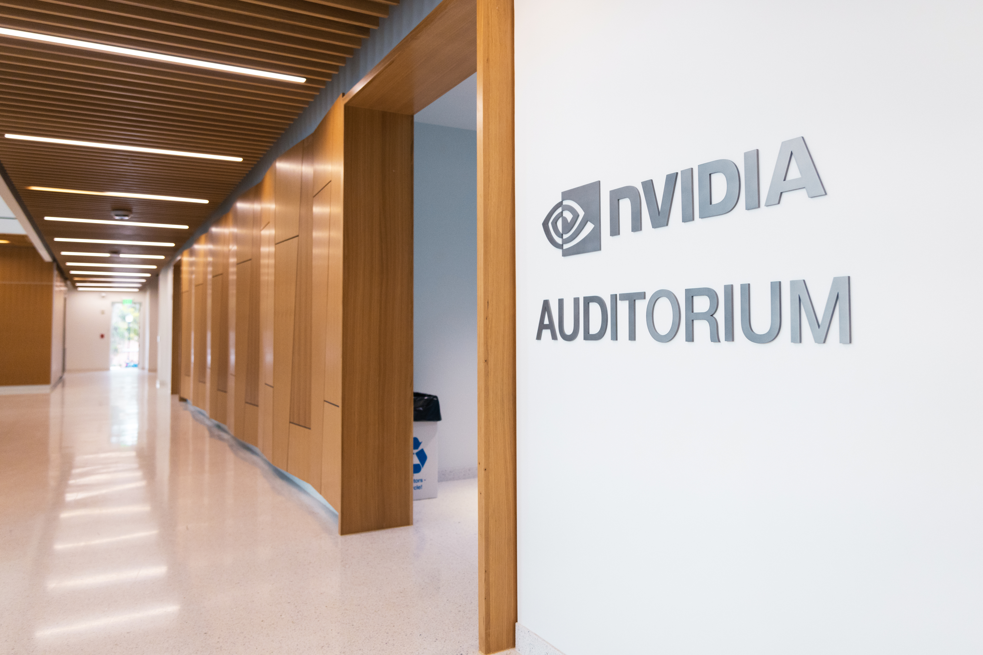 多樣佈局促進不同實驗室互動和工作靈活性。 （ © Zach Read / UF SCM ）