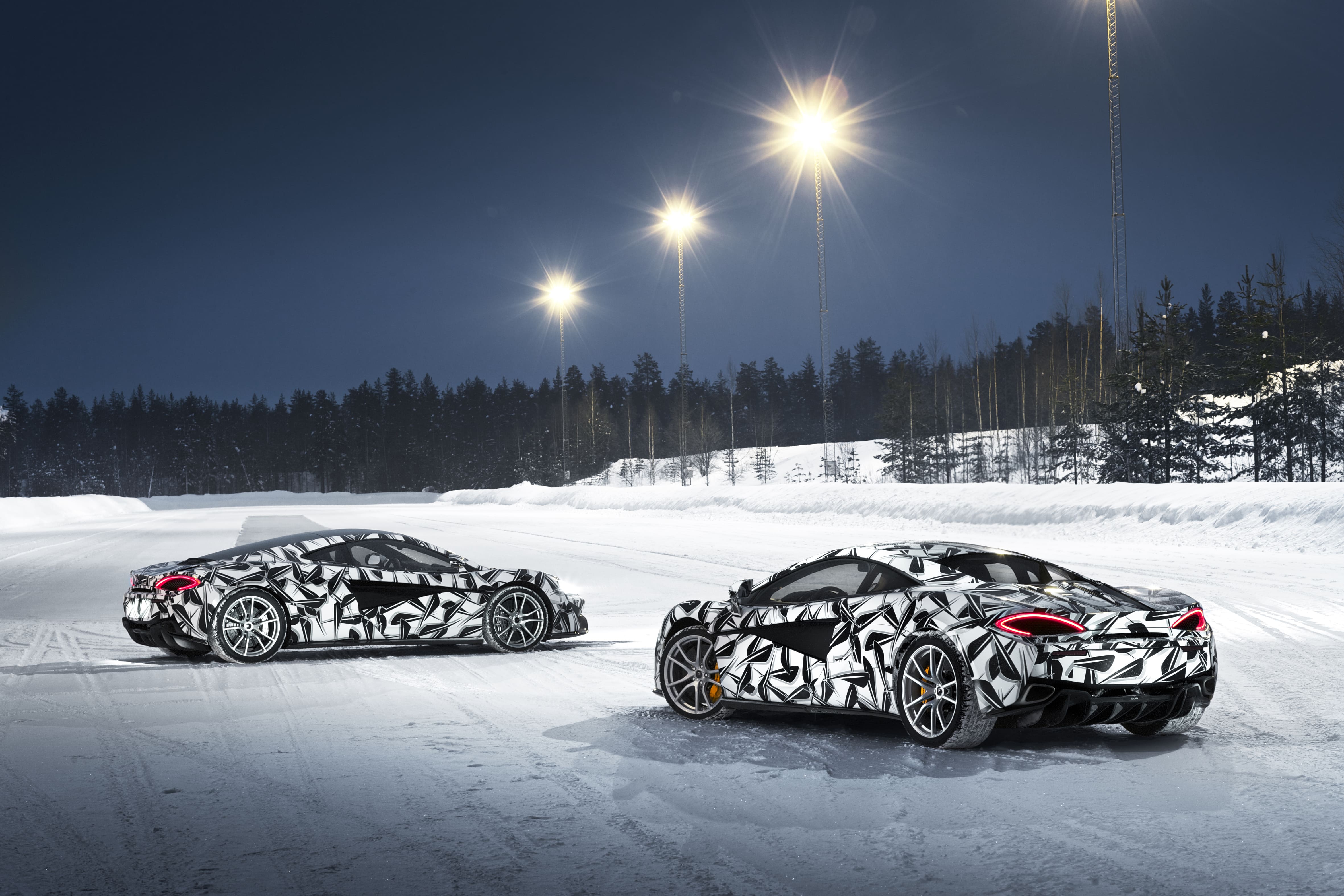 堅持採用後輪驅動的 McLaren，冬季雪地課程向來受到歡迎。