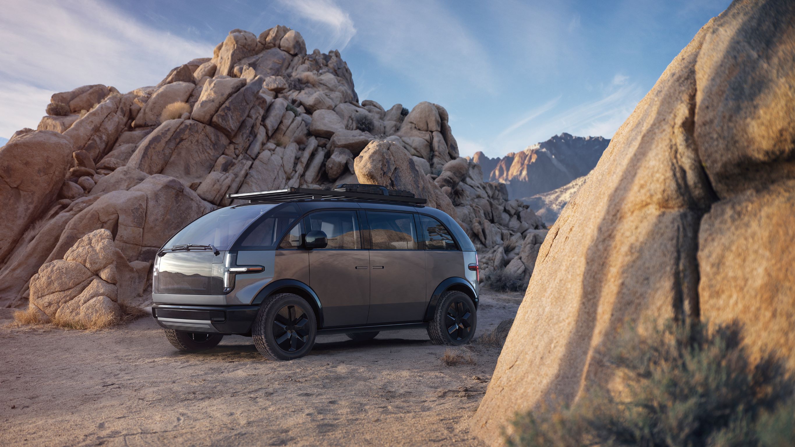 Canoo 以相同电动底盘，一口气推出三款车：Pick-Up 货卡车、MPDV 多功能厢型货车，以及 Lifestyle Vehicle（LV），各有不同功能定位。