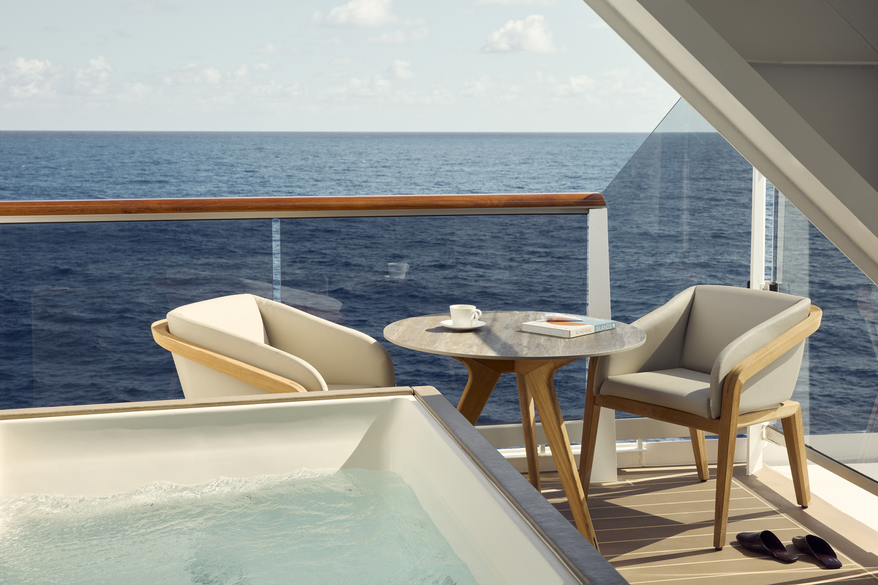 船上的「靜修住所」房型，提供有私人露臺按摩浴缸。 （ Photograph by Toby Mitchell ）