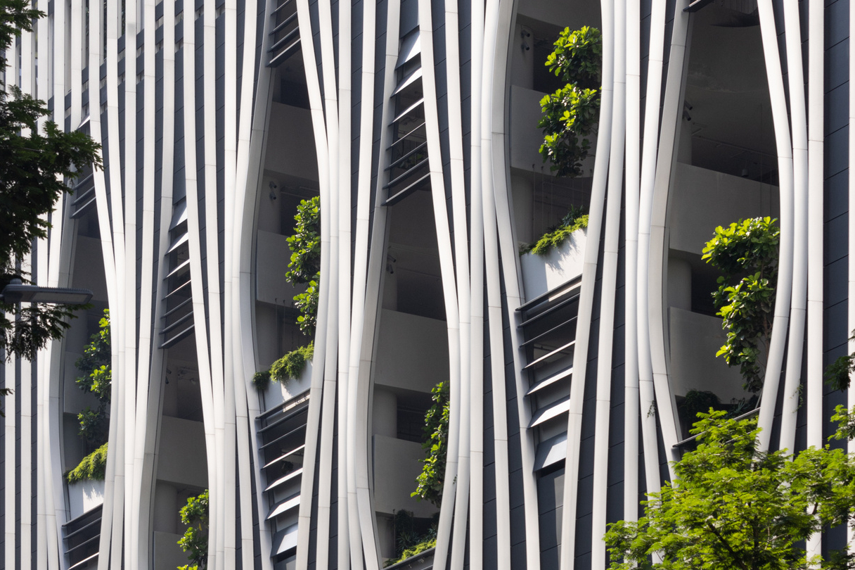 如同簾幕般的立面設計，讓建築吐露著綠意，創造出與城市一同呼吸的建築意象。