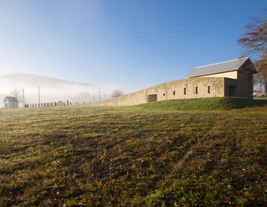 MARRY TRADITIONAL MATERIALS WITH MODERN FORMS: CHAPEL OF THE LAST FAREWELL, RYCHWAŁD 传统建材x 摩登应用 - 石造缓坡教堂