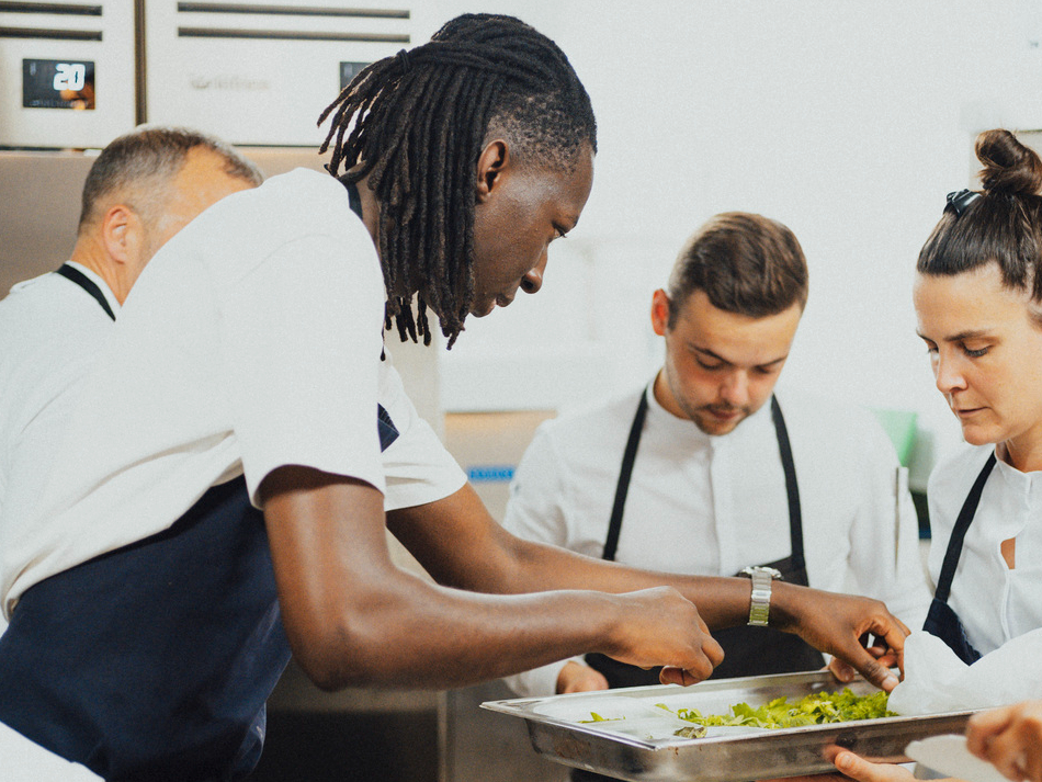 Mory Sacko 的好奇心与创意，让他得以烹调出其他法式高级餐厅品尝不到的时令风味。