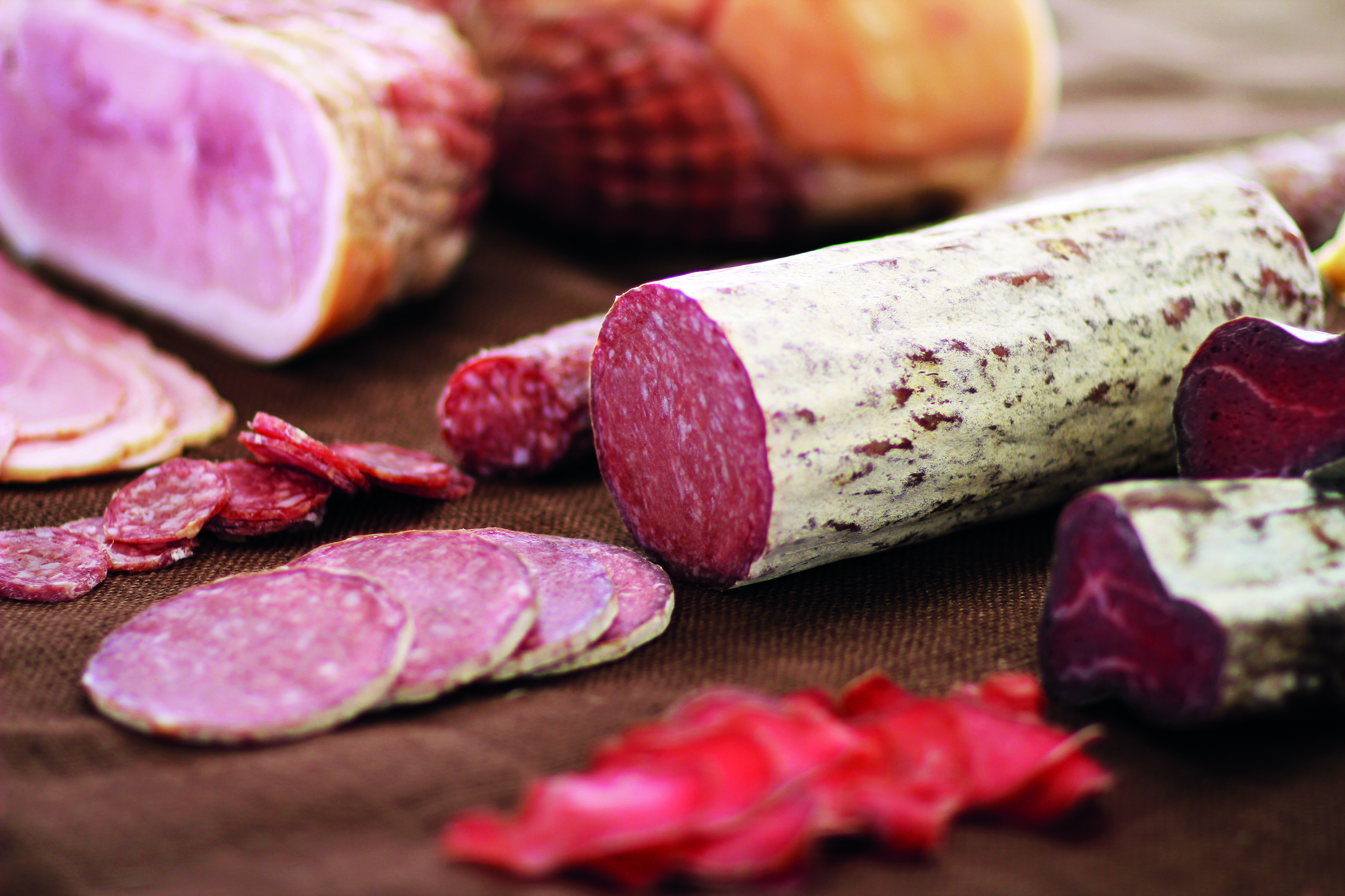 无施打贺尔蒙、抗生素、并以天然饲料喂养的猪只才能腌成愈嚼愈香的熟肉。