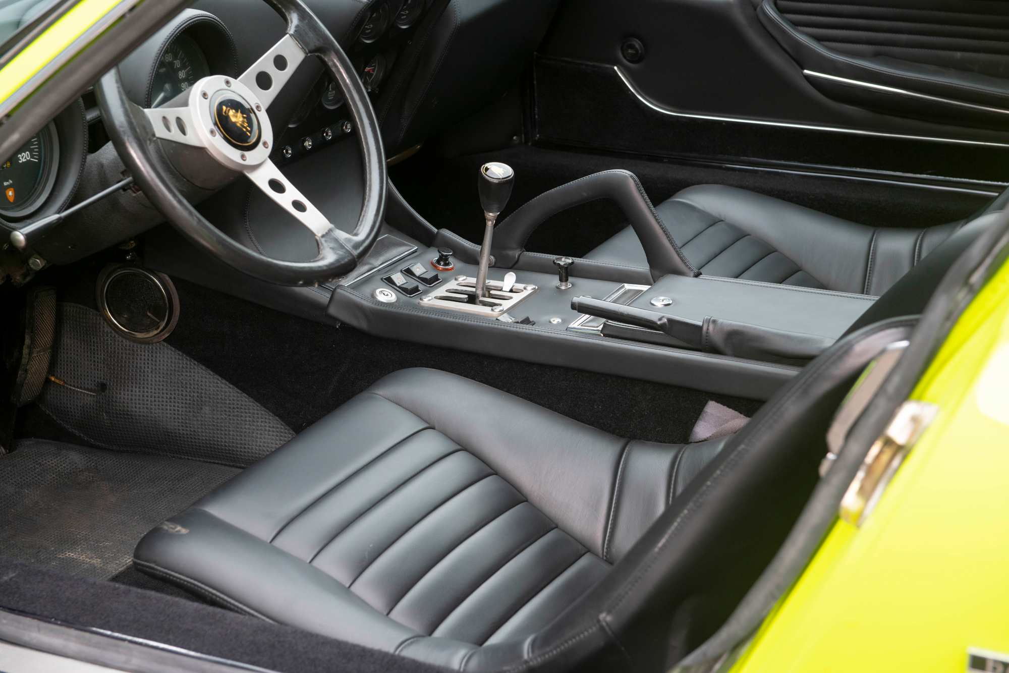 車艙內部也成為 Lamborghini 跑車家族的圭臬，風格相當鮮明。