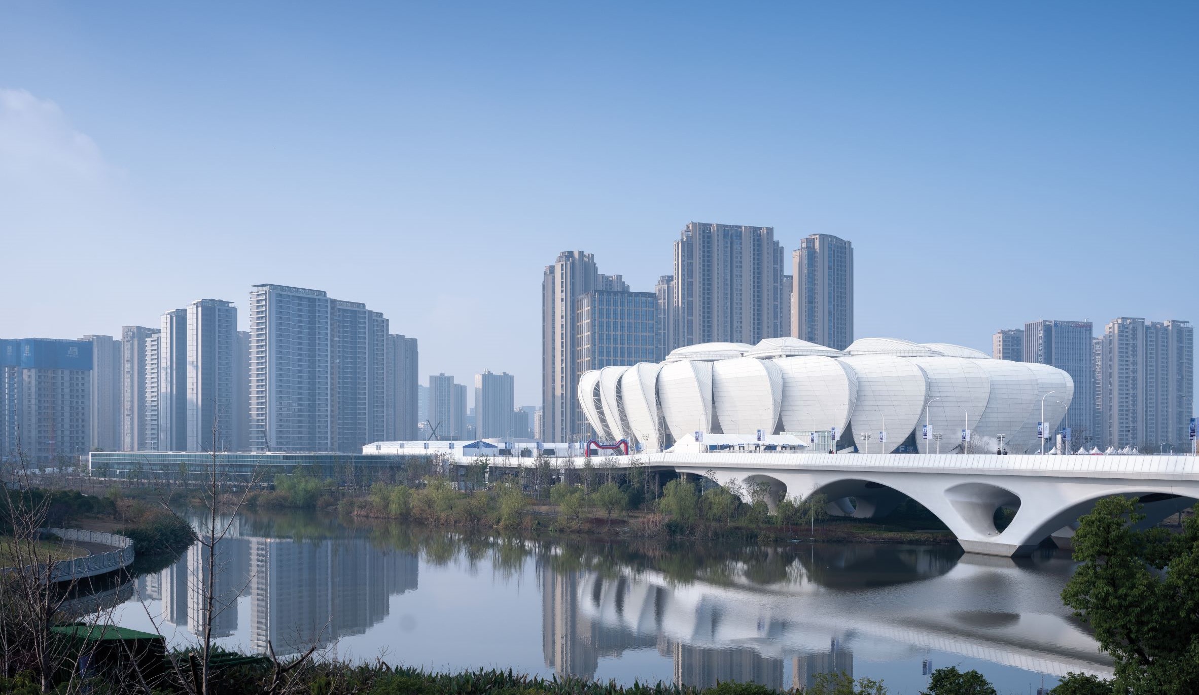 以江畔蓮花為設計靈感的杭州奧林匹克運動中心場館建築。