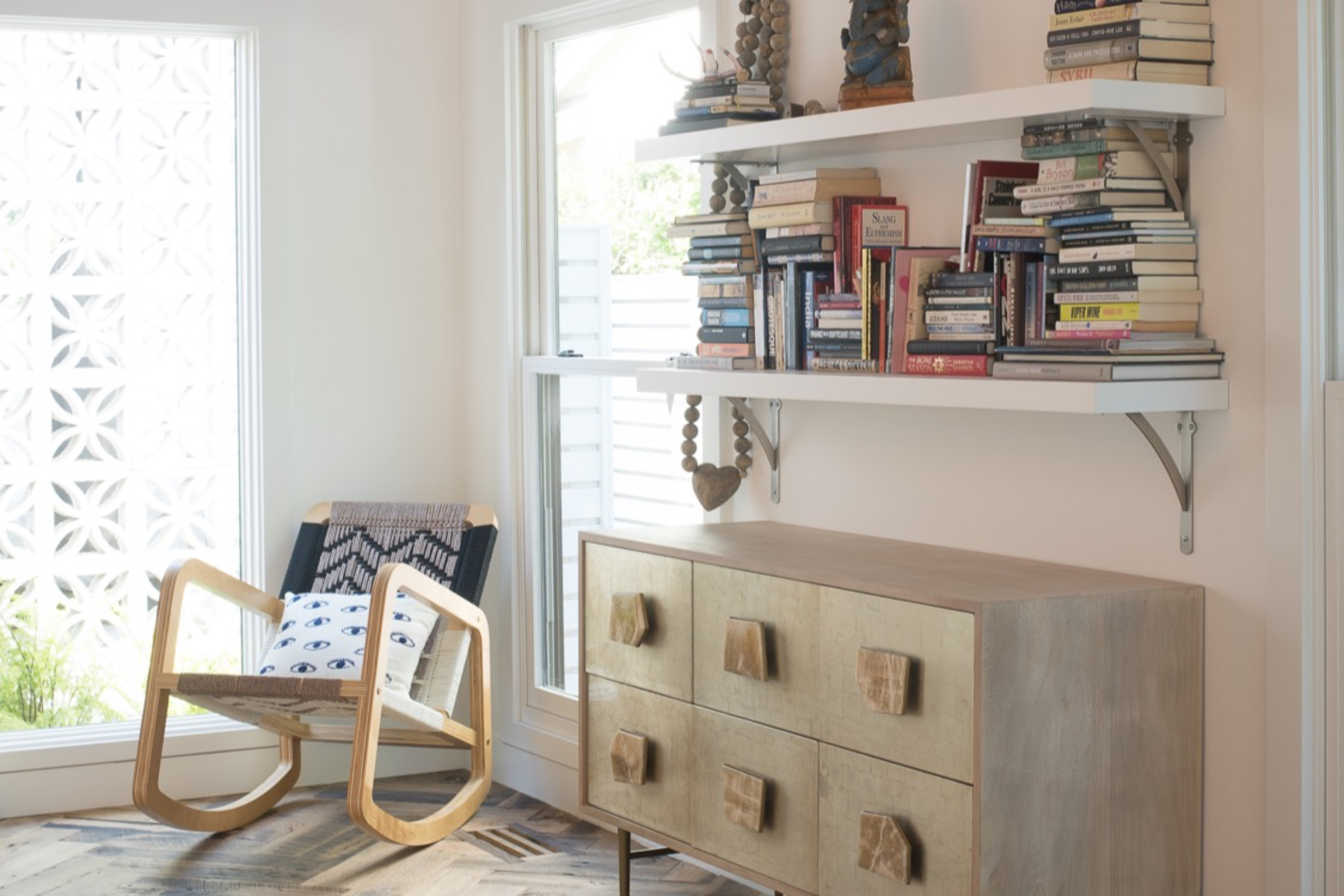 一处静谧的阅读角落。