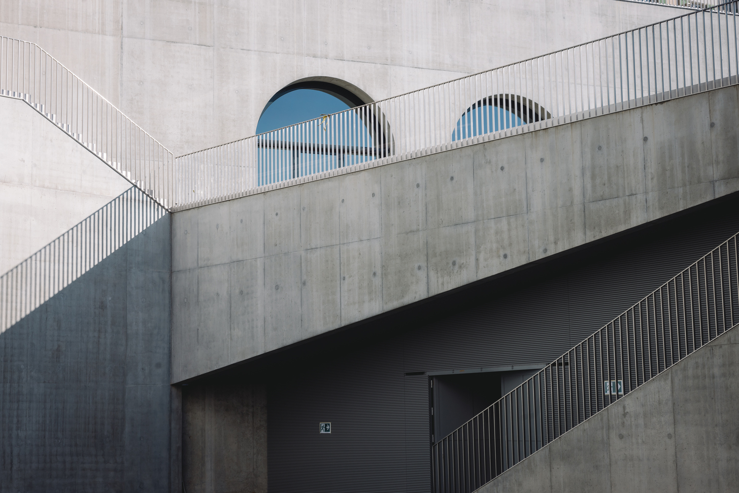 整个新展馆从建筑到下沉式庭院，都是以混凝土建造而成。 （ Photo by Matthieu Gafsou ）