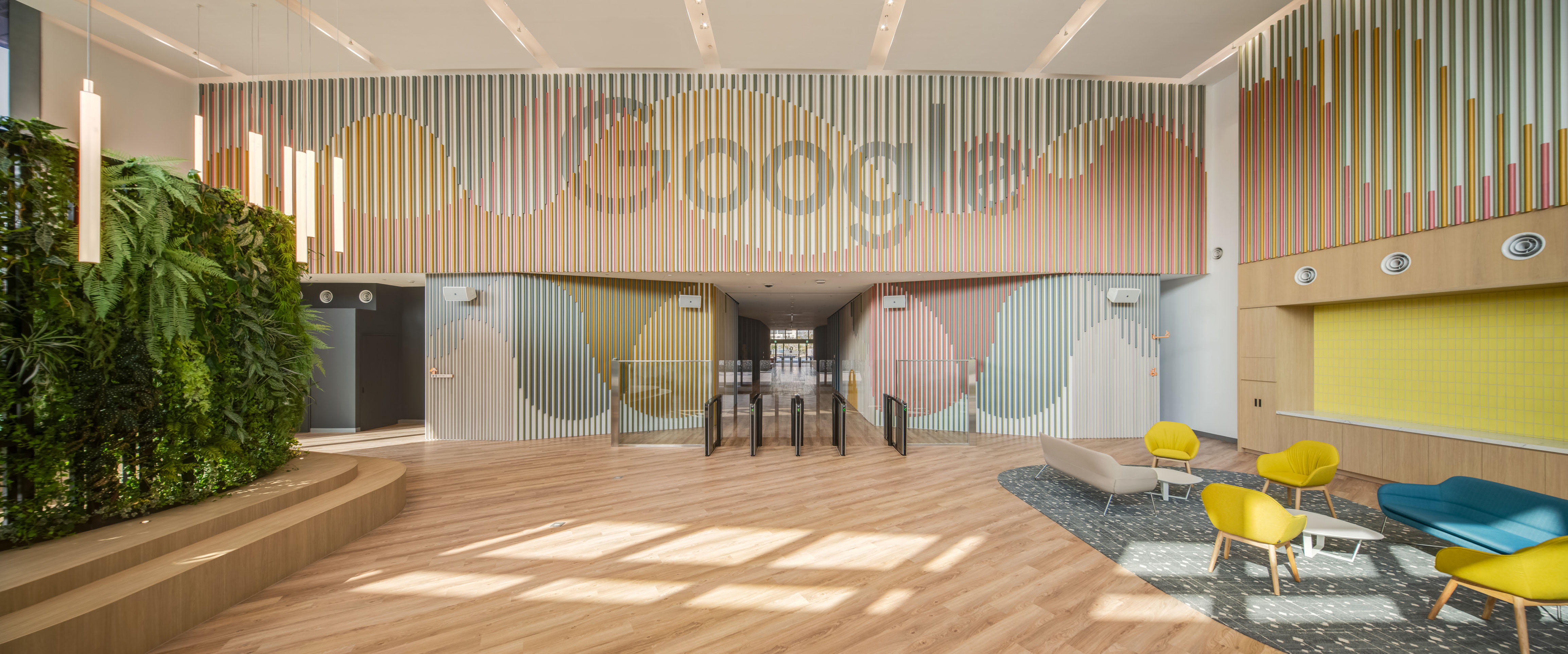 由台灣 Google 團隊設計的新北基地，以挑高寬闊空間結合垂直綠化與自然採光，打造開放交流的工作環境。（ © Google ）