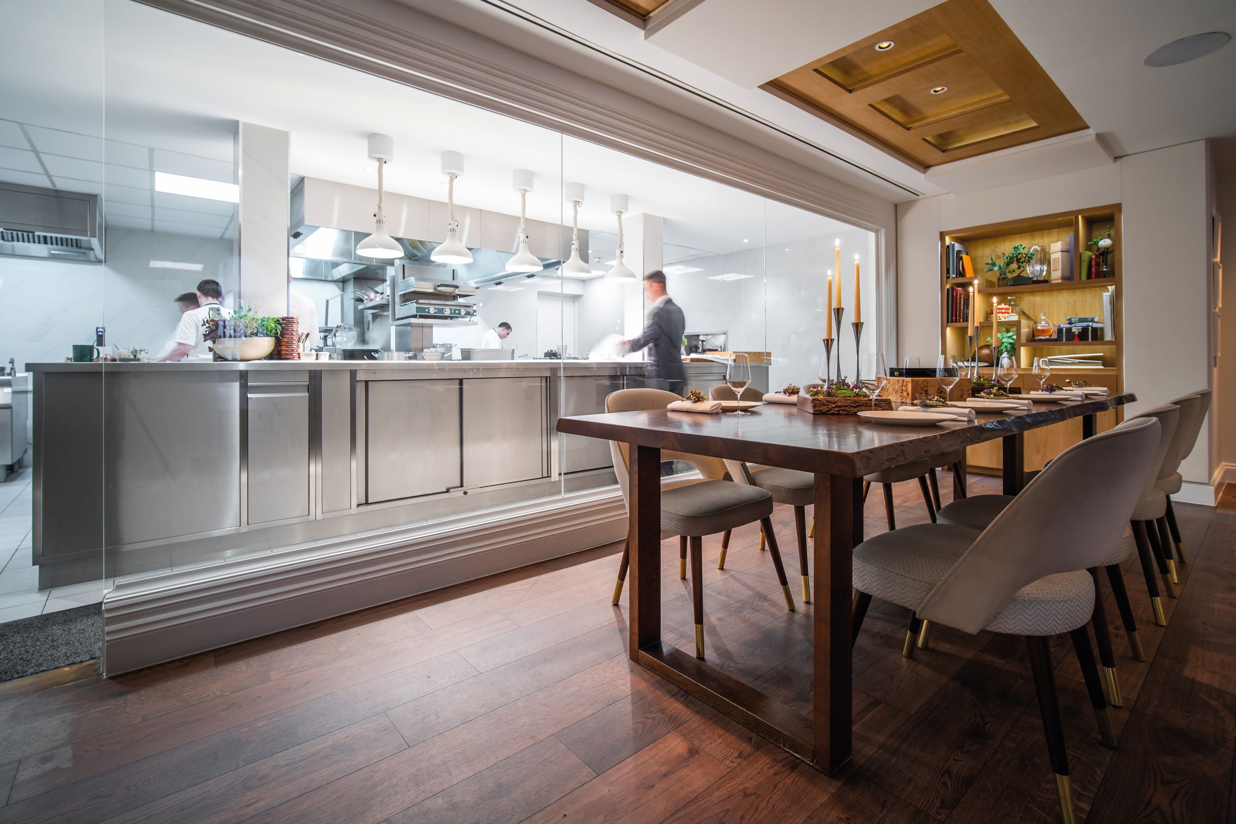 開放式的廚房設計讓賓客可以欣賞到餐廳的作業流程。