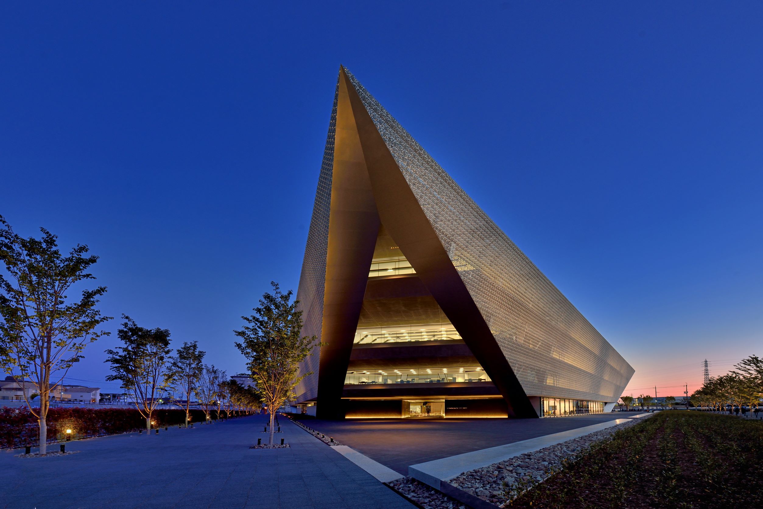 GEOMETRIC. ARCHITECTURE: OTEMON GAKUIN UNIVERSITY ACADEMIC-ARK 几何建筑之美 - 展现神秘感与吸引力的学习场域