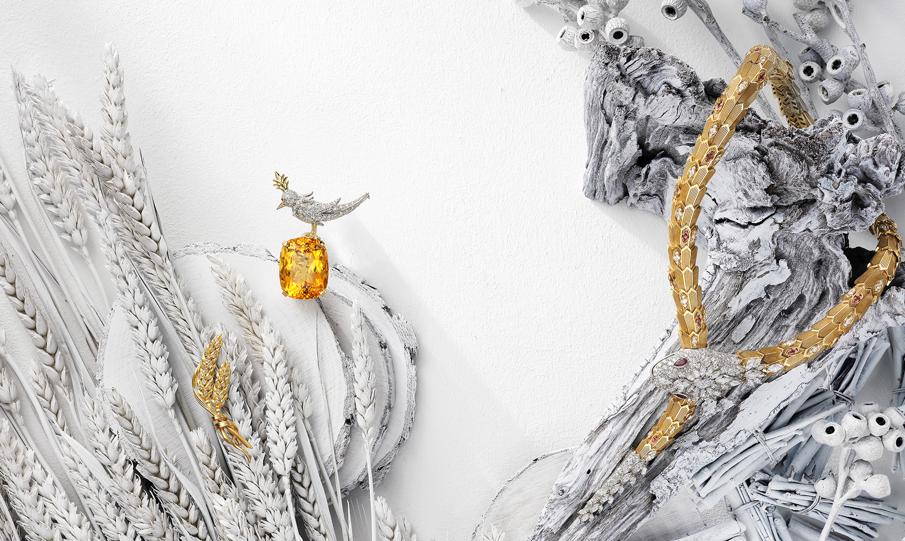 Chaumet L'Épi de Blé de Chaumet 18K 黄金镶钻胸针。 Tiffany & Co. Schlumberger 高级珠宝系列 18K 金与铂金黄水晶石上鸟胸针。 Bvlgari Serpenti 系列顶级白 K 金与黄 K 金红宝石和钻石项链。