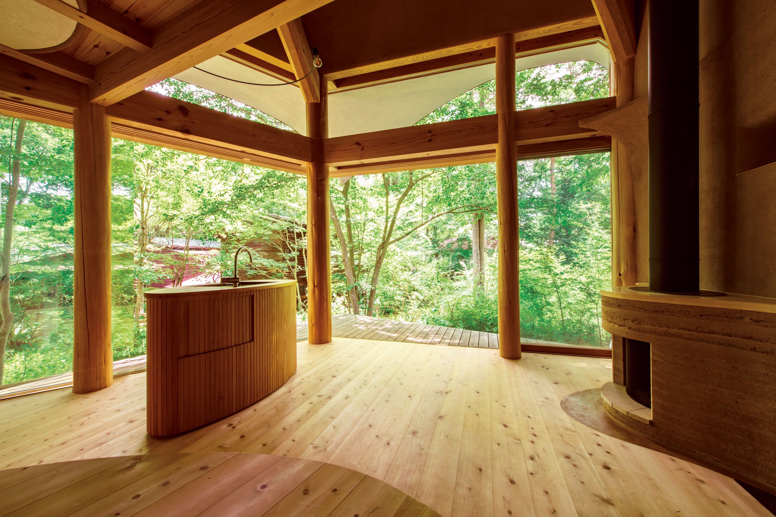 以原木建构出的小屋内部，与屋外景色自然连为一体。
