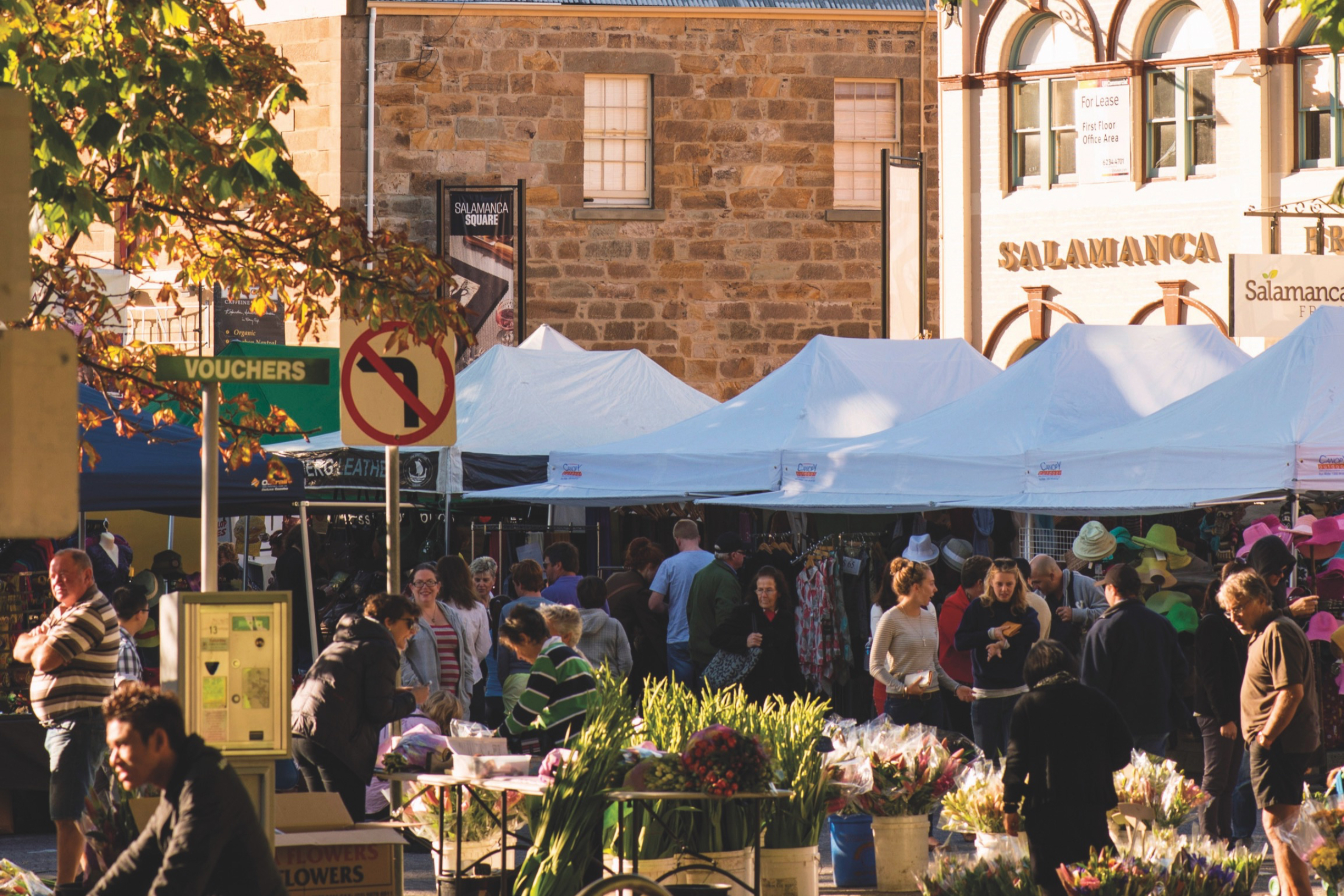 撒拉曼卡广场是当地自然与人文的汇聚之地，周末市集时更应有尽有。