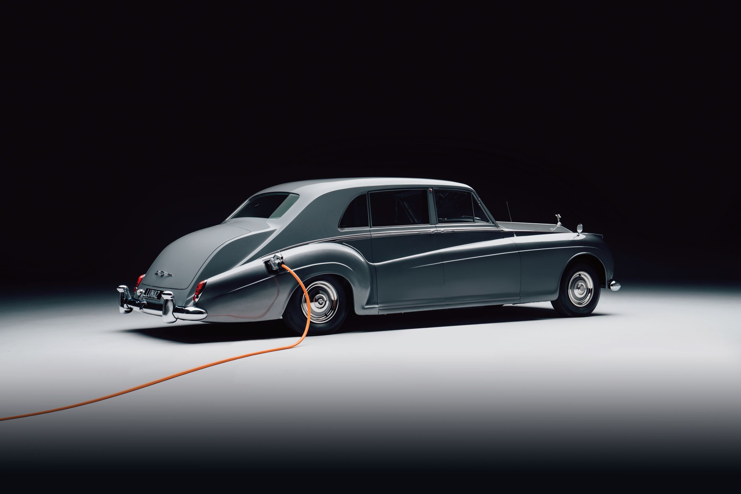 Rolls-Royce Phantom V 超过六米车长，优雅且复杂的车身线条，已经不是现代量产的汽车工业可以比拟。