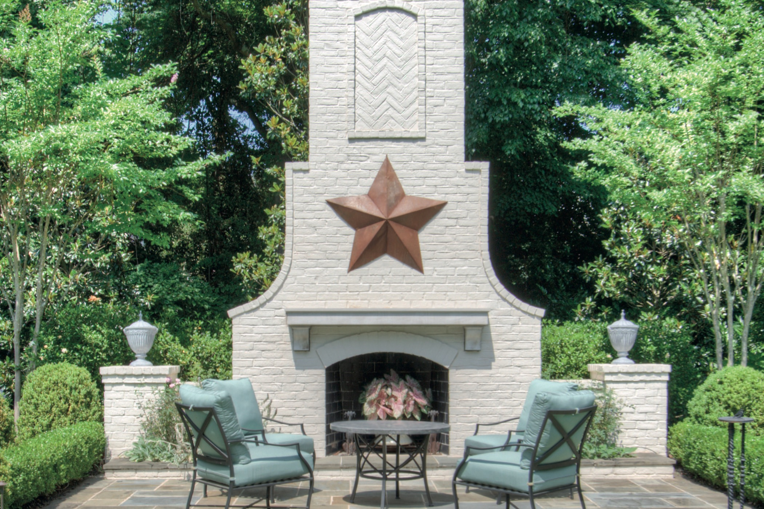 户外庭院的壁炉对屋主富有历史意义，借由设计师的巧手塑成新的经典。
