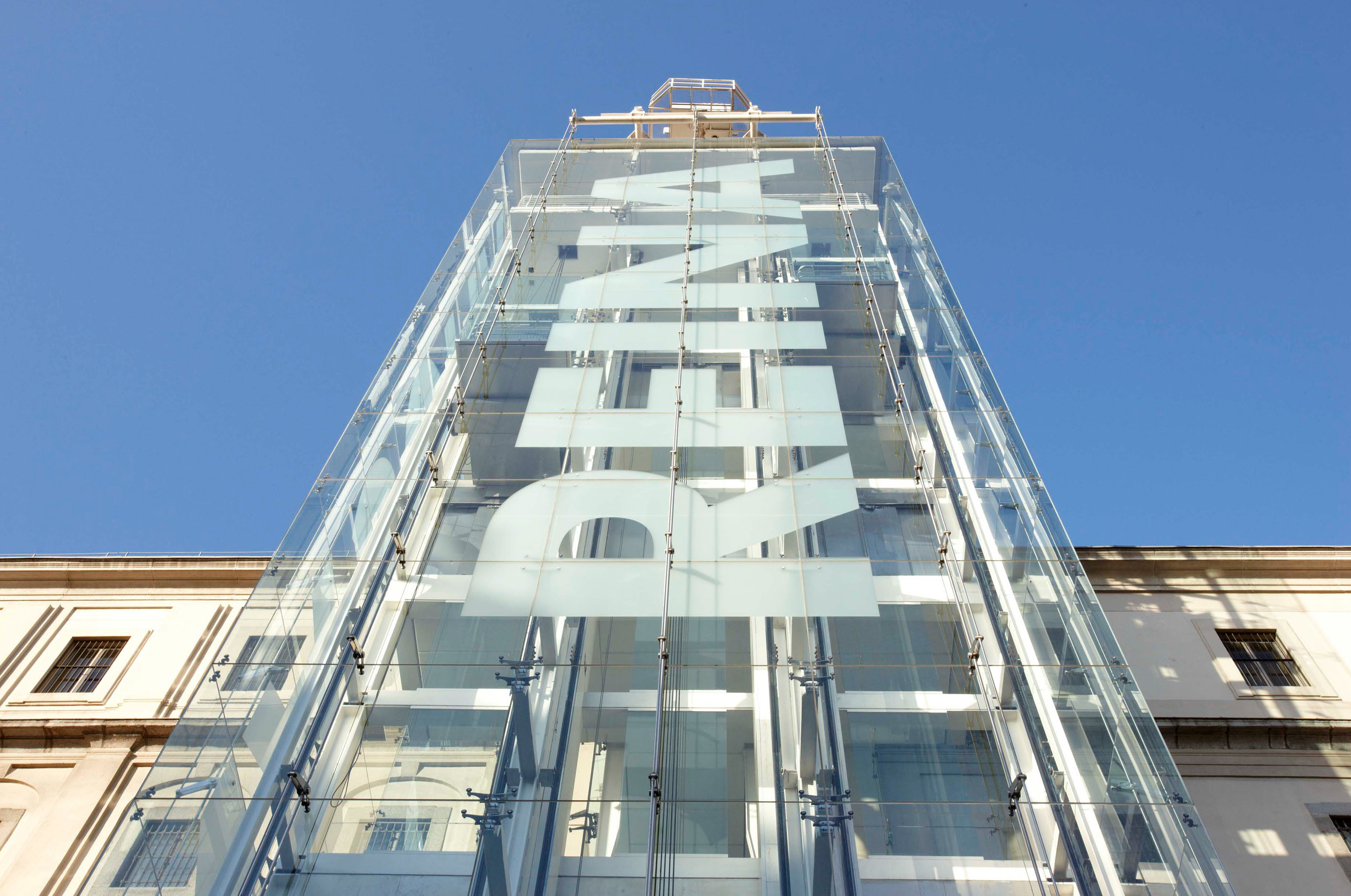 由医院改建成的索菲亚王后艺术中心， 特别在建筑外设计有三座玻璃电梯。 (© Joaquín Cortés / Román Lores)