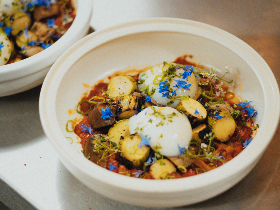 经过 Mory Sacko 重新诠释的北非塔吉锅料理。