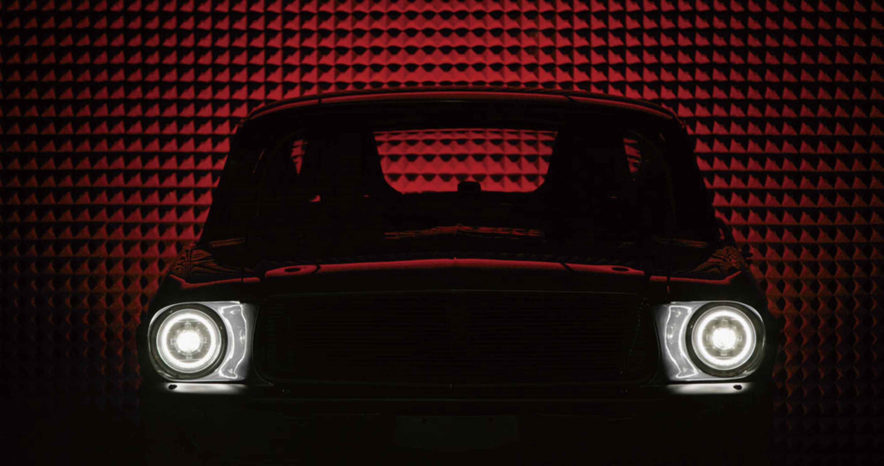 透过电气化，1960 年代老野马不仅重出江湖，而且一来就是 499 辆。