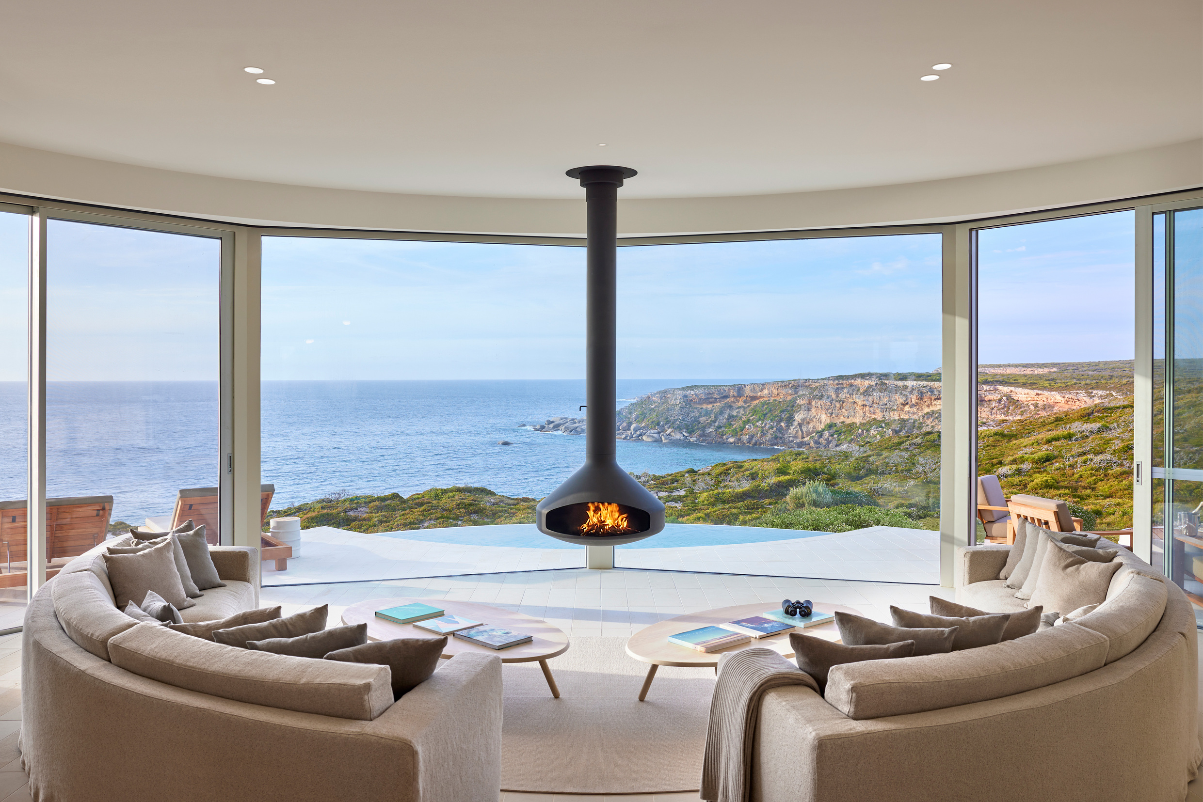 坐拥 180 度海湾美景的 Baillie Pavilion 起居室，特别设计悬挂式壁炉。