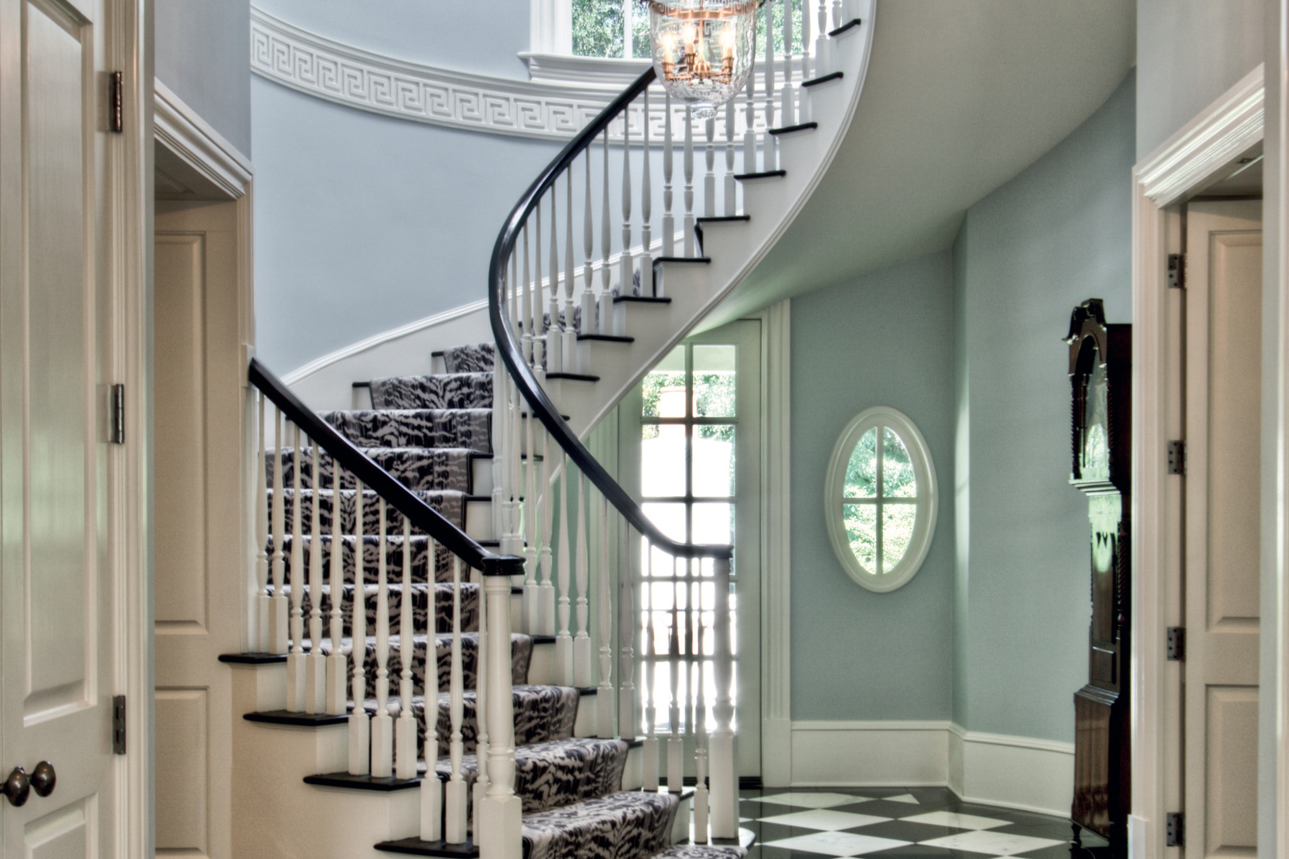 材料运用丰富也是摄政风格的一大特色，从大理石地面到象牙乌木混合的楼梯把手，都是以当代思维向古典致敬。