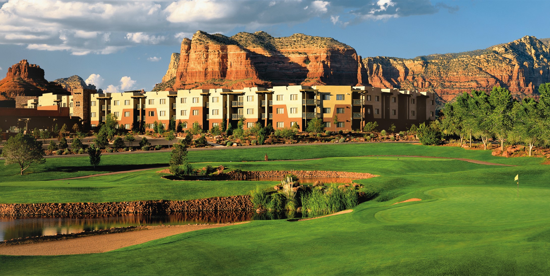 位于古老红色砂岩前的 Hilton Sedona Resort at Bell Rock。