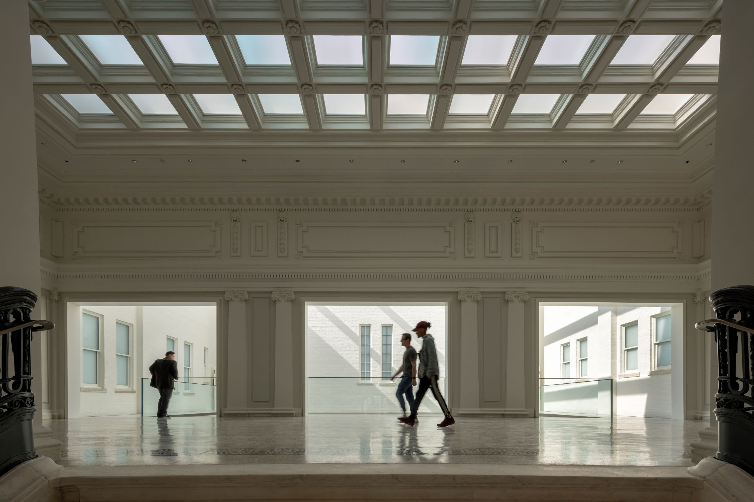 Apple Carnegie Library 原建築的學院派建築風格也被設計團隊妥善保留下來。