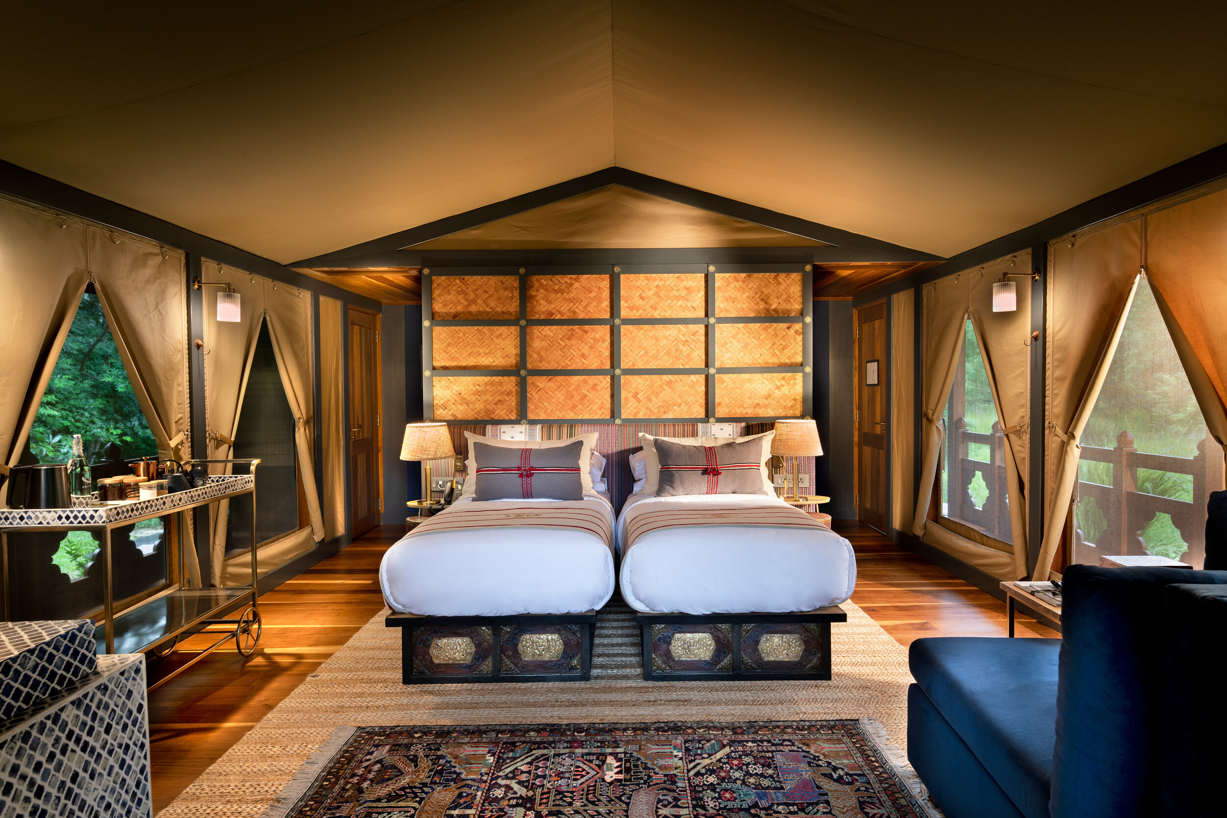 帐篷套房内以各式的家具和饰品展现不丹工艺之美，妆点出优雅的不丹风情。