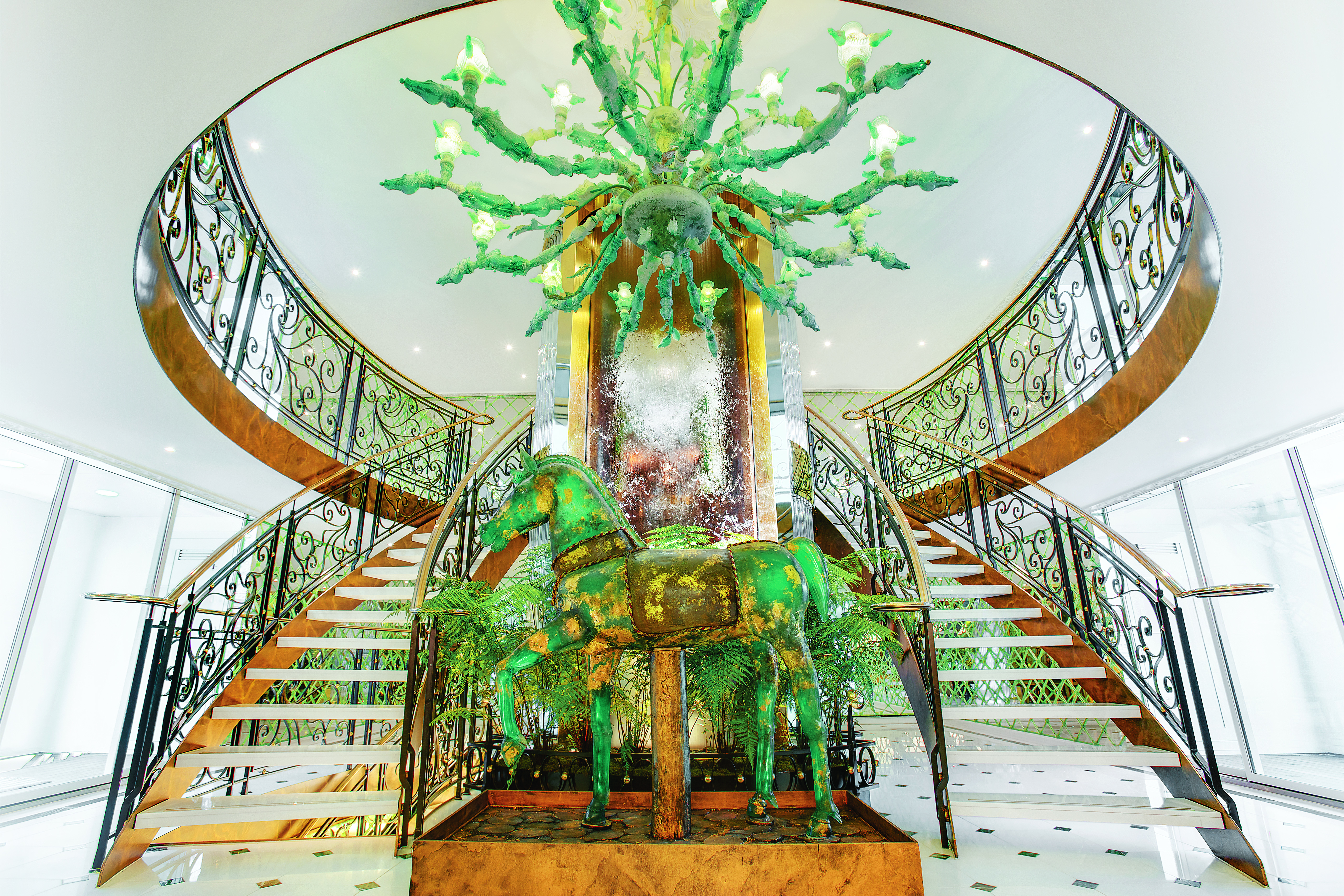 S.S. Catherine 大厅里摆设了从威尼斯 Murano 订制的水晶玻璃马与水晶吊灯。