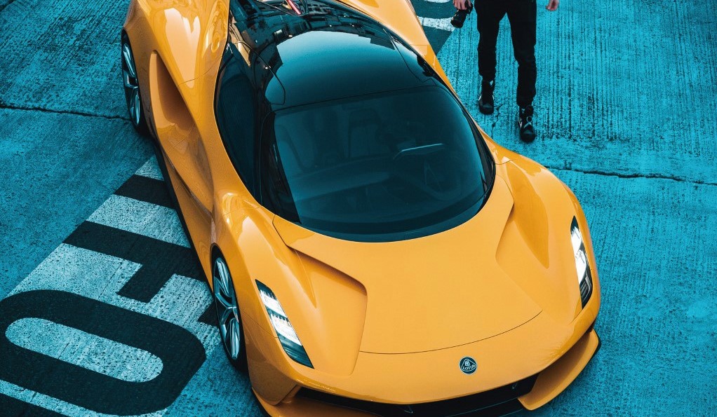 圆弧形的 Evija 座舱，从俯视角度看起来，更是充满空气力学基础的设计美感。