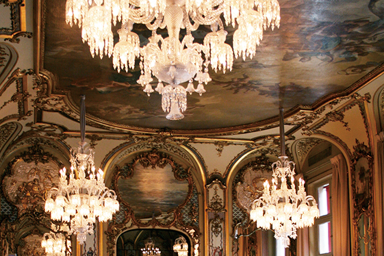 水晶博物館裡器度輝煌的大廳。