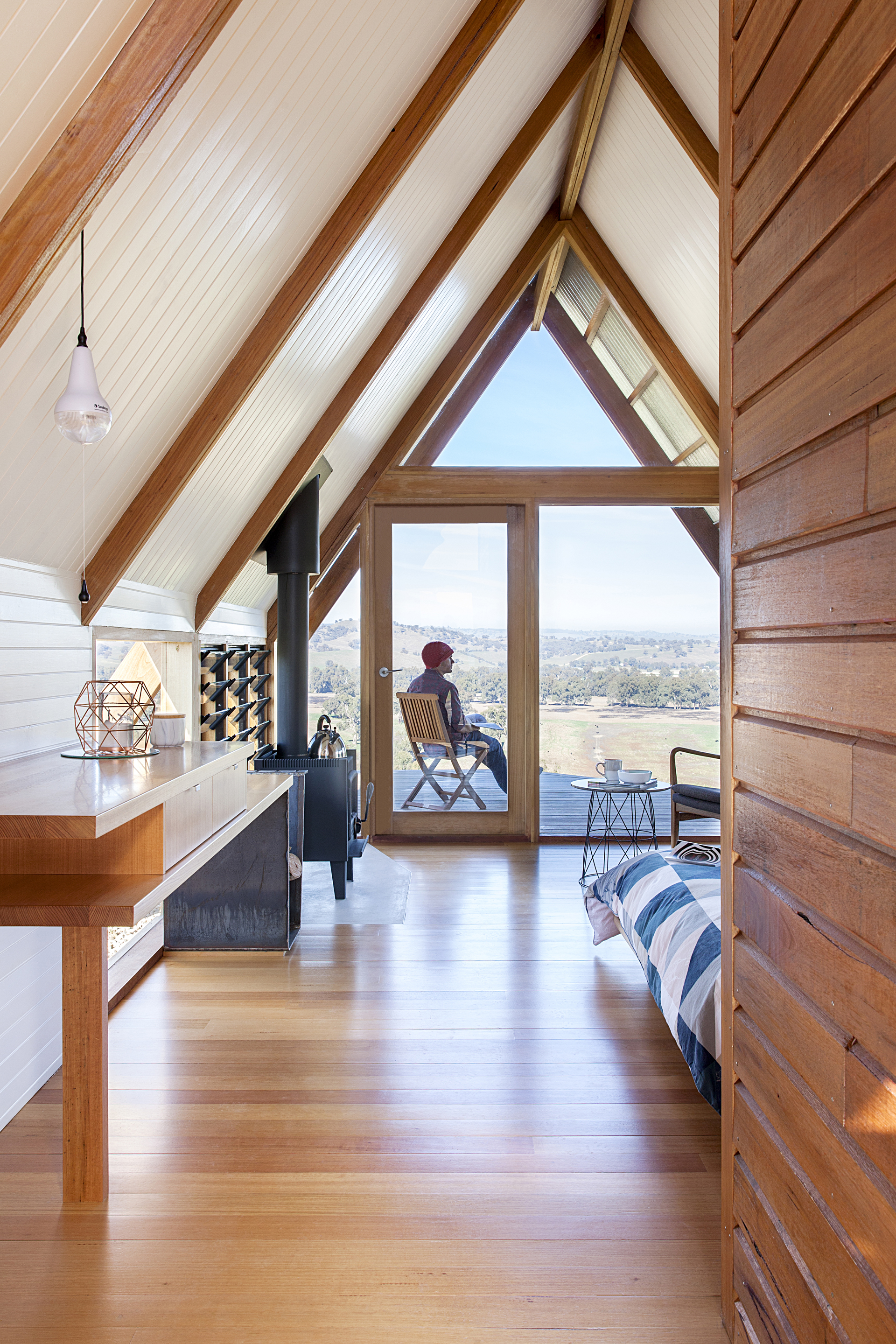 JR's Hut 从建材的选用到设计，都强调将庄园景象带入小屋内。