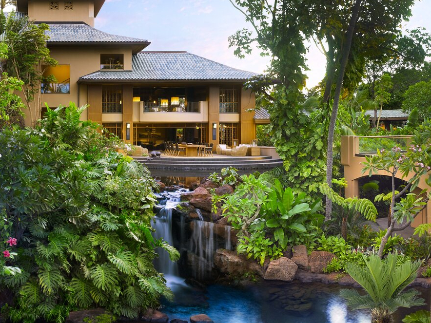 種植有大量熱帶植栽的 Four Seasons Resort Lanai 庭園，擁有美麗的溪流瀑布造景。（ © Barbara Kra ）