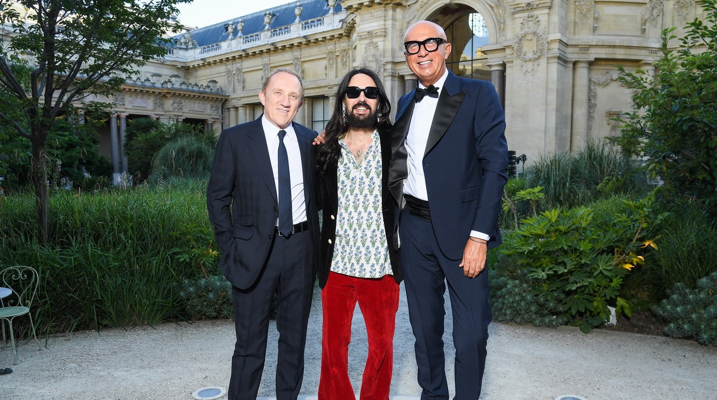 （左至右）François-Henri Pinault，Gucci 创意总监 Alessandro Michele 与执行长 Marco Bizzarri，三人都有同样的共识，推动 Gucci 成为奢侈品界「永续」标竿，在 2017 年 9 月获得义大利绿毯时尚大奖（The Green Carpet Fashion Awards）的供应链创新奖（Supply Chain Innovation）。