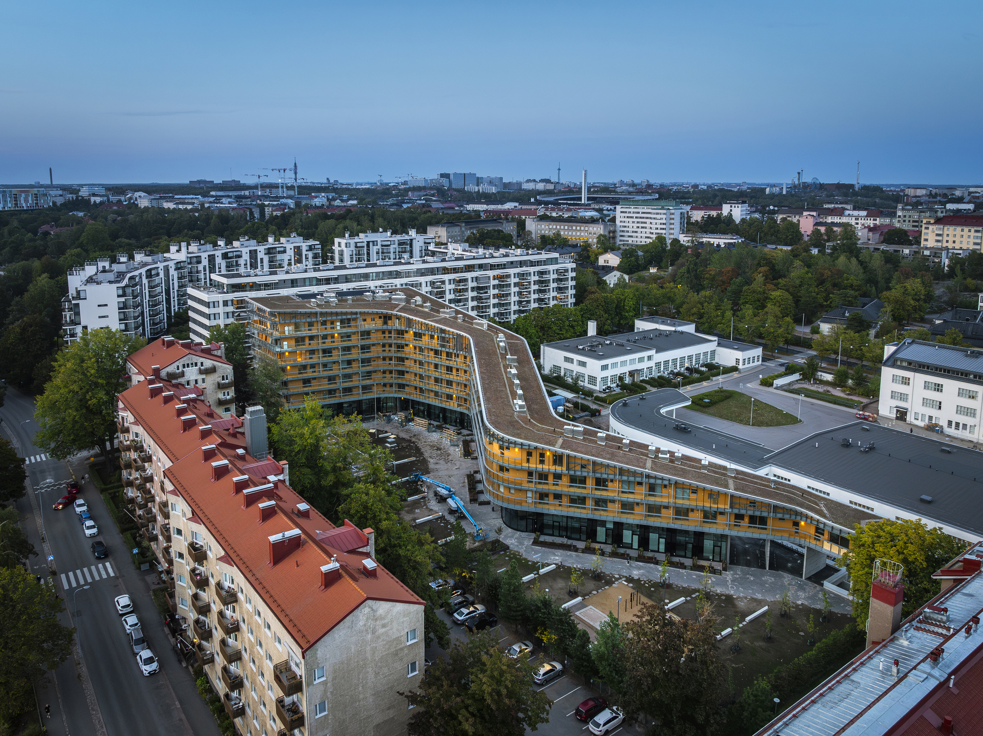 如河流般蜿蜒的 Meander Housing，為社區保留下更多的戶外公共空間。 （ © Kuvatoimisto Kuvio Oy）
