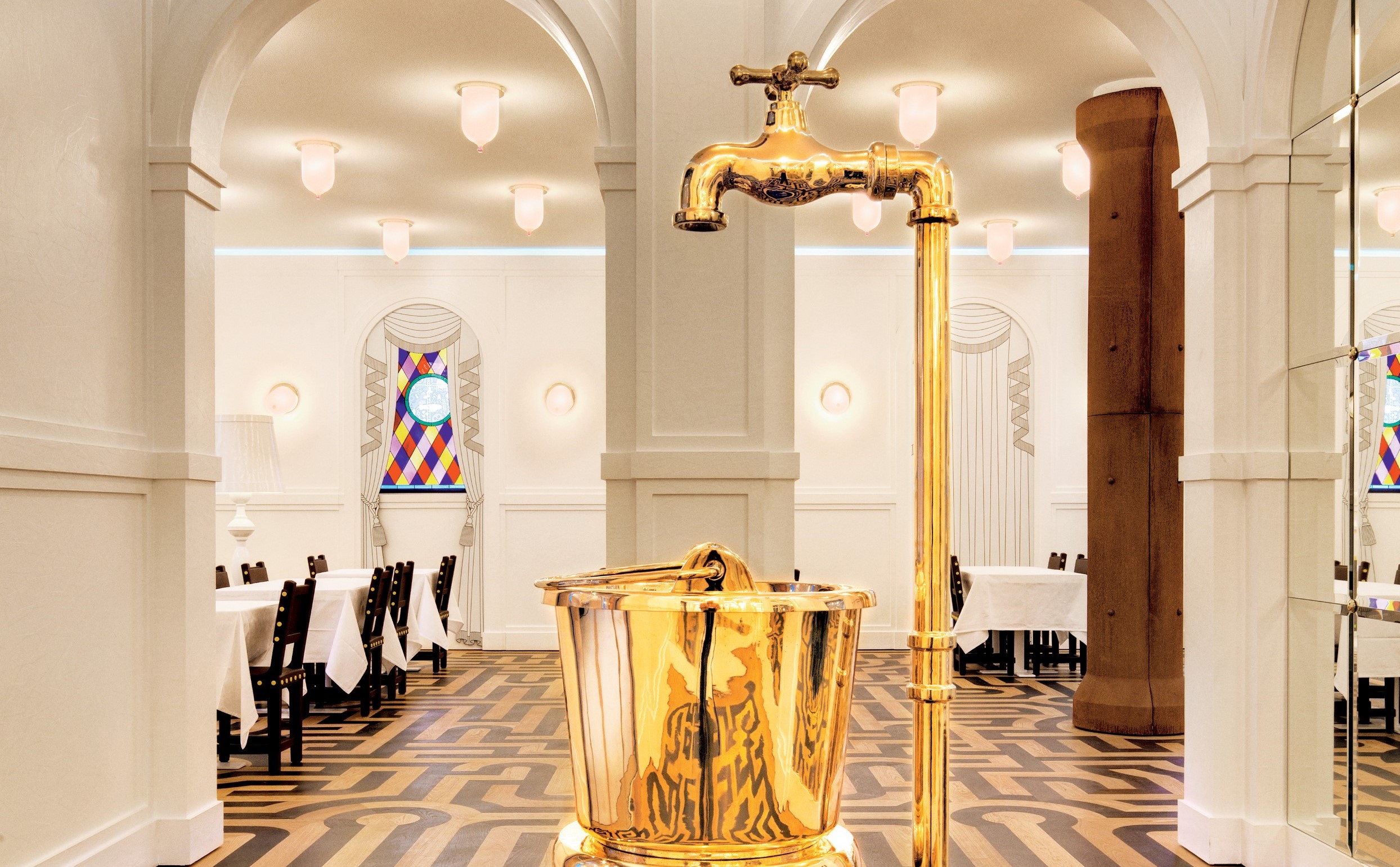 以青铜打造出的室内喷泉装置艺术，完美展现 Studio Job 的艺术内涵。