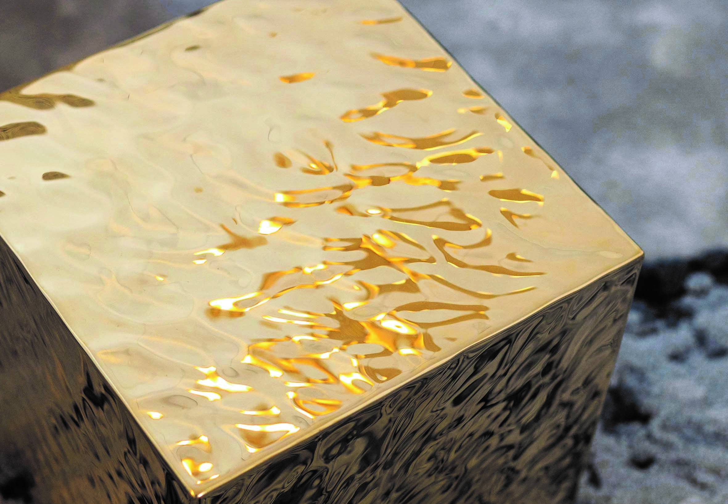 Mydriaz 的设计作品介于高贵和前卫之间，雕刻出教人惊叹的细腻风格，成就出轻盈、俐落、优雅、精致的魅力情境。