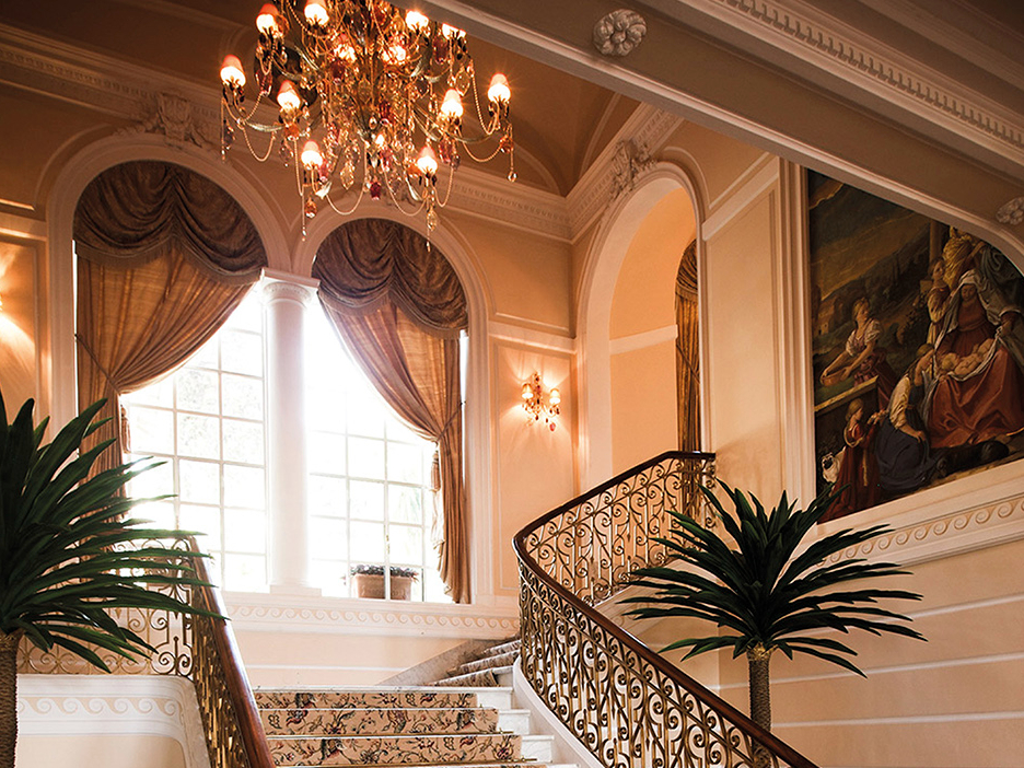 滨海大宅采光绝佳，室内充满纯净氛围。